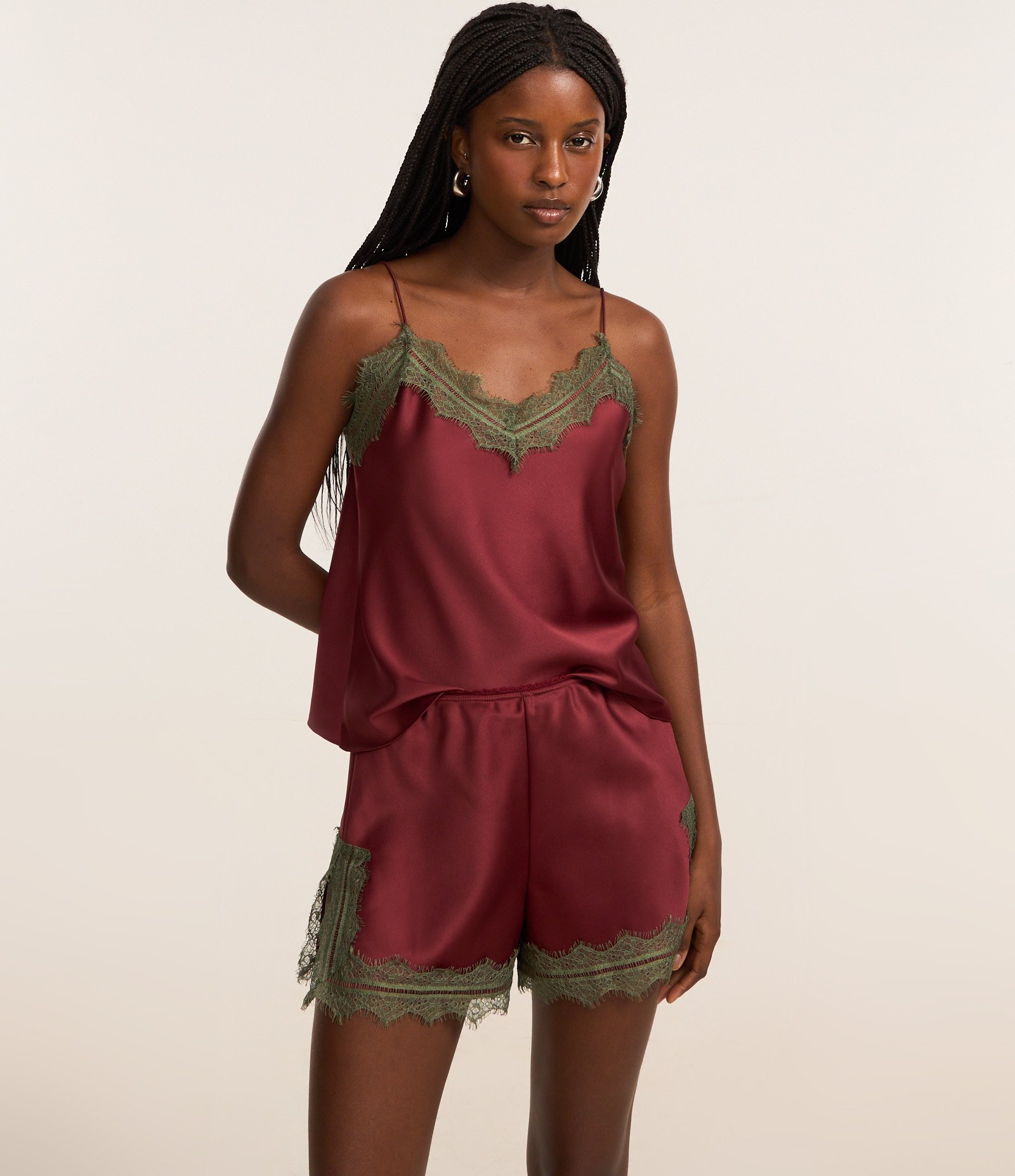 Short Curto Evasê em Cetim Com Renda Contrastante na Barra Vermelho 2