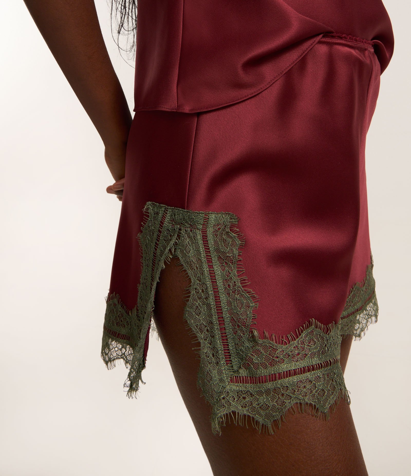 Short Curto Evasê em Cetim Com Renda Contrastante na Barra Vermelho 4