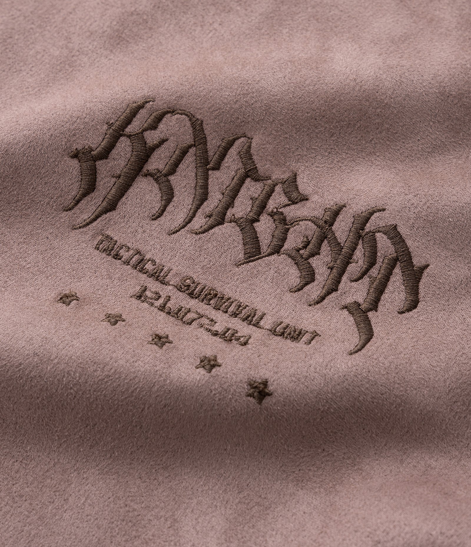 Camiseta Manga Curta em Suede com Lettering Knight Marrom 8