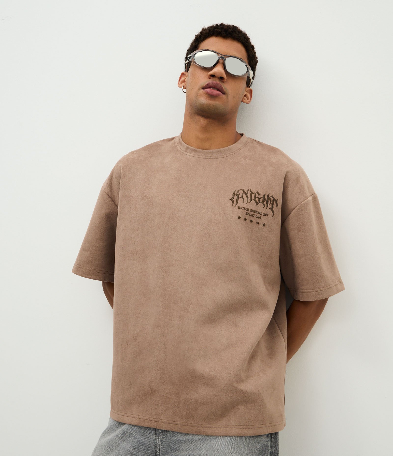Camiseta Manga Curta em Suede com Lettering Knight Marrom 2