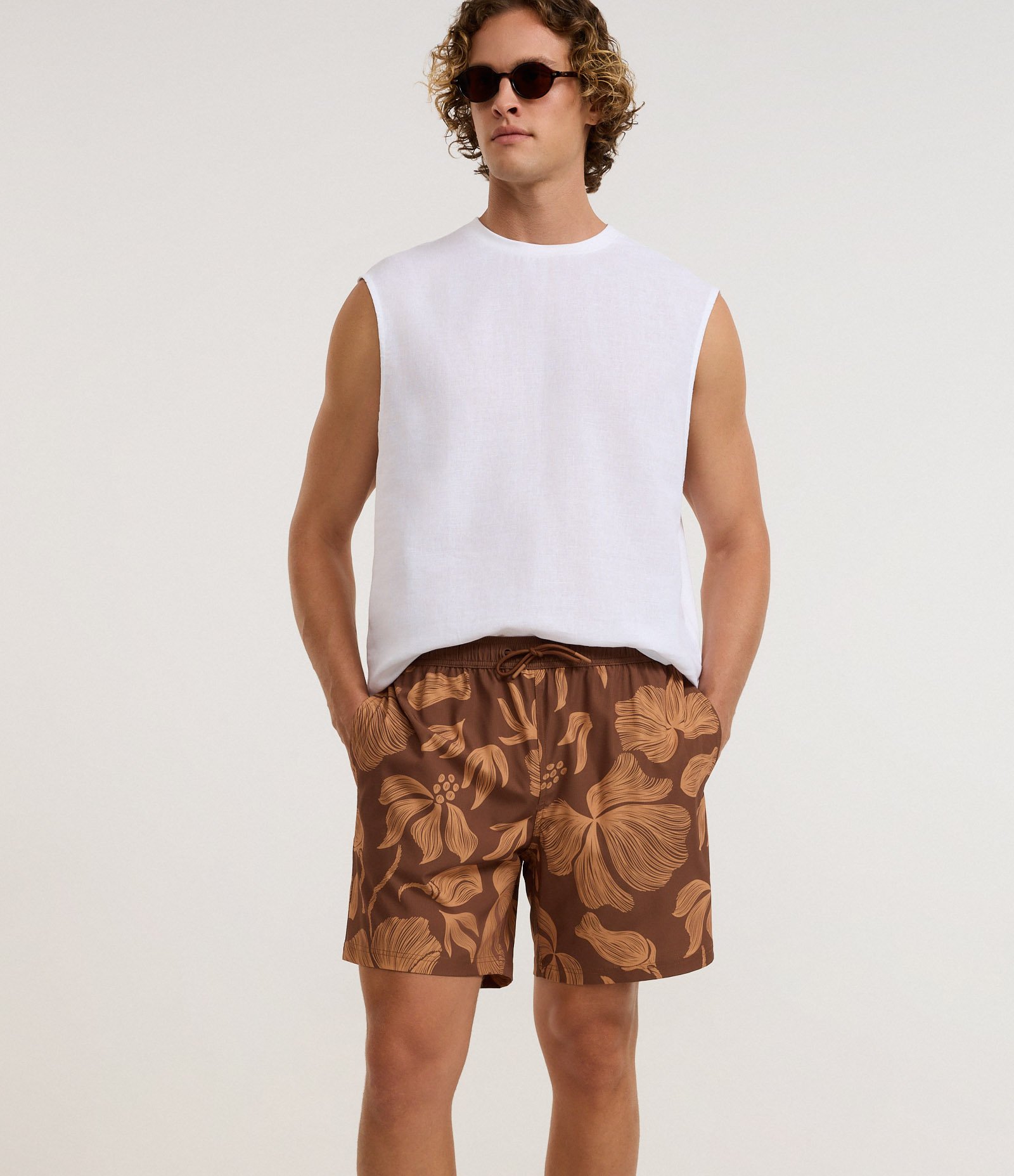 Bermuda em Microfibra com Estampa Floral Marrom 3