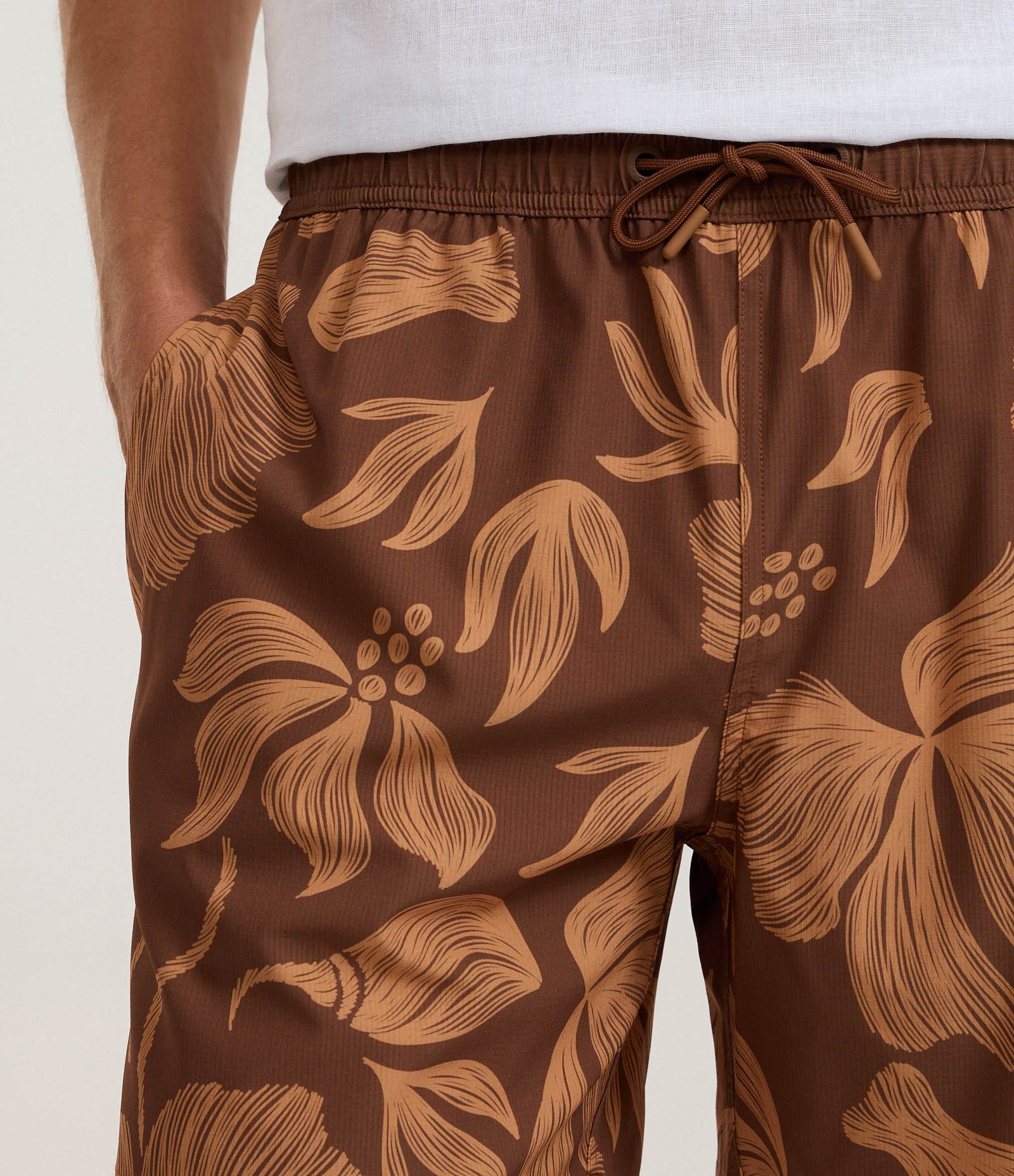 Bermuda em Microfibra com Estampa Floral Marrom 4