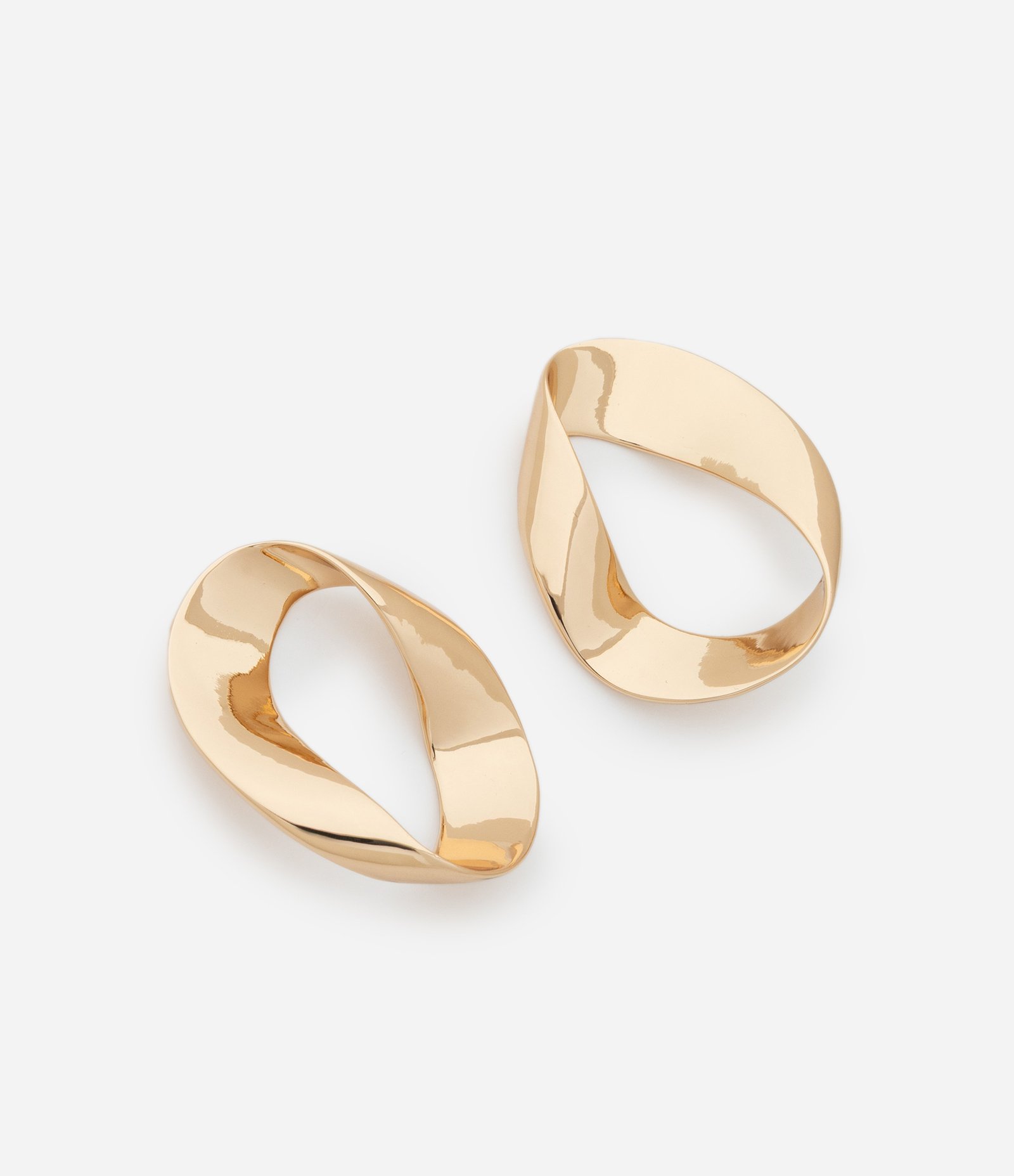 Brinco Médio em Metal com Forma Oval Torcido Dourado 1