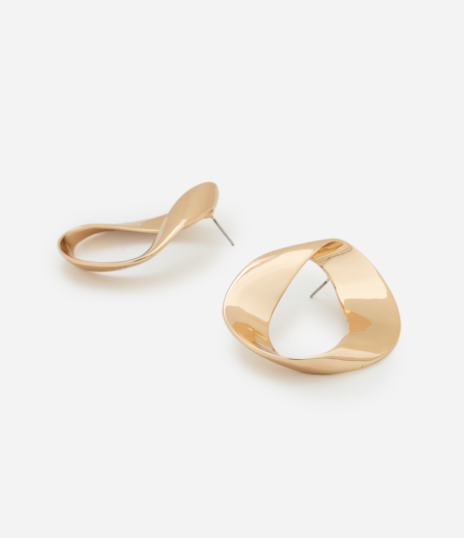 Brinco Médio em Metal com Forma Oval Torcido Dourado 2