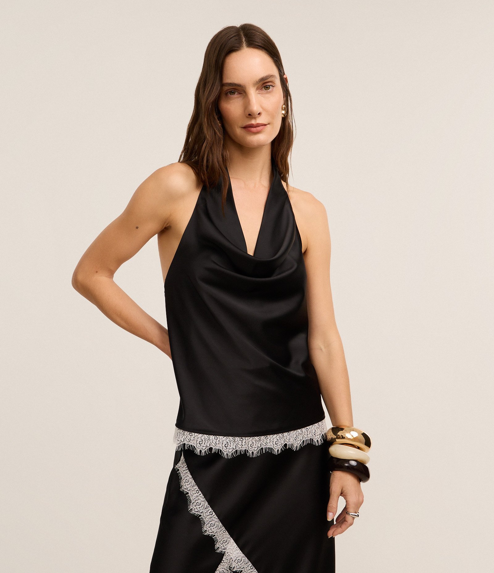 Blusa Frente Única em Cetim com Decote Degagê com Renda na Barra Preto 1