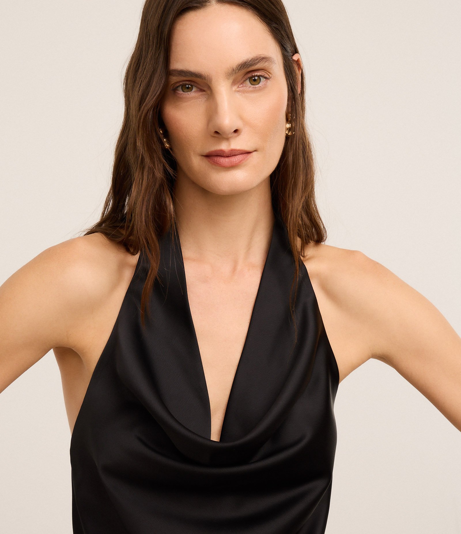 Blusa Frente Única em Cetim com Decote Degagê com Renda na Barra Preto 4