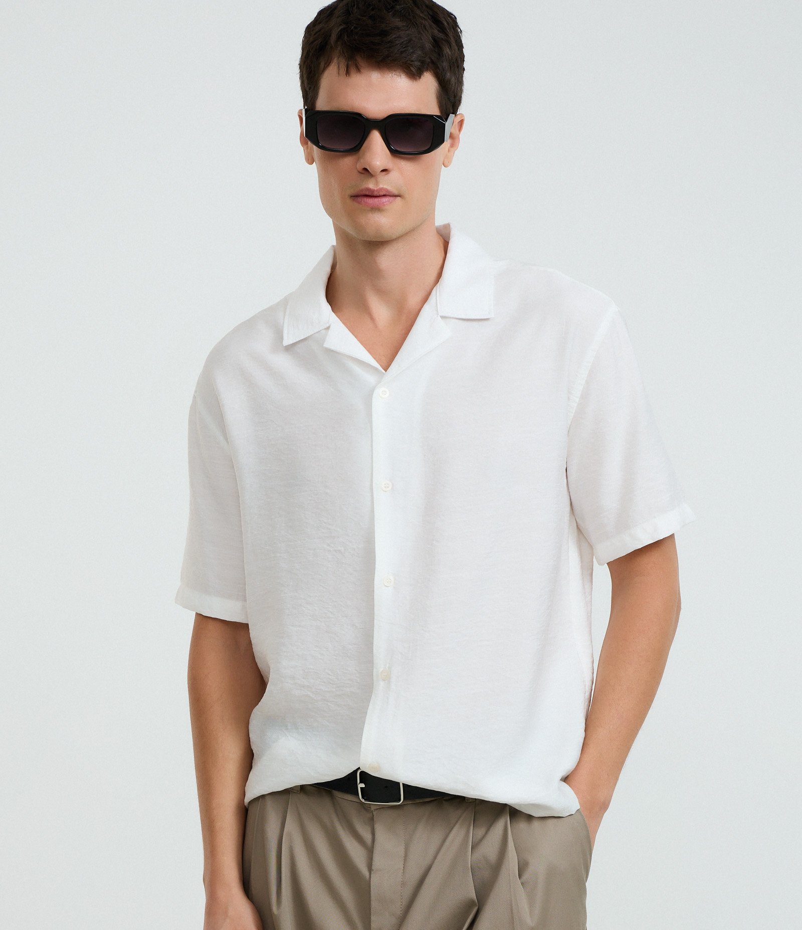 Camisa Boxy em Viscose Texturizado e Gola Bowling Branco 1