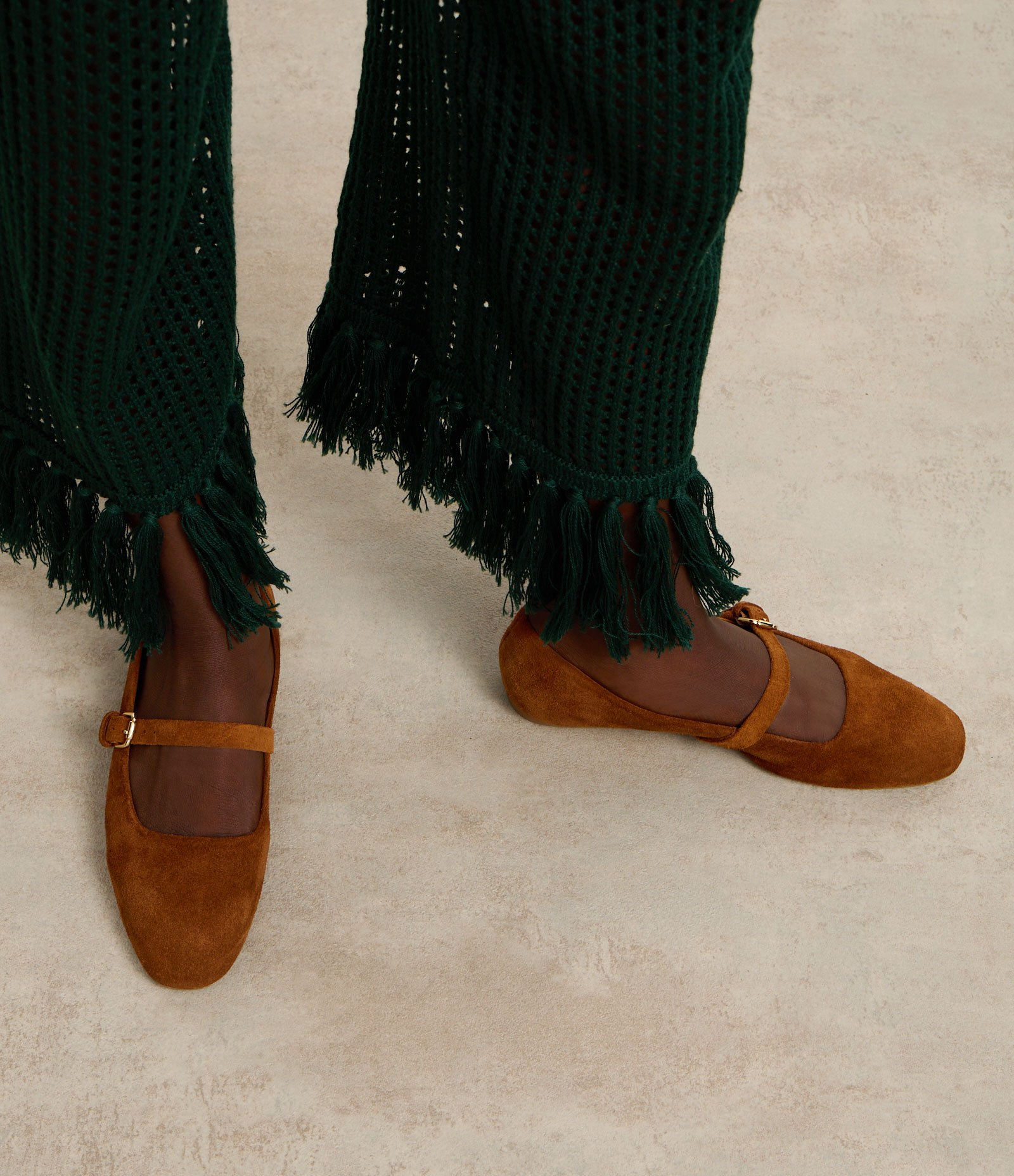 Sapatilha em Camurça com Tira Afivelada Marrom 6