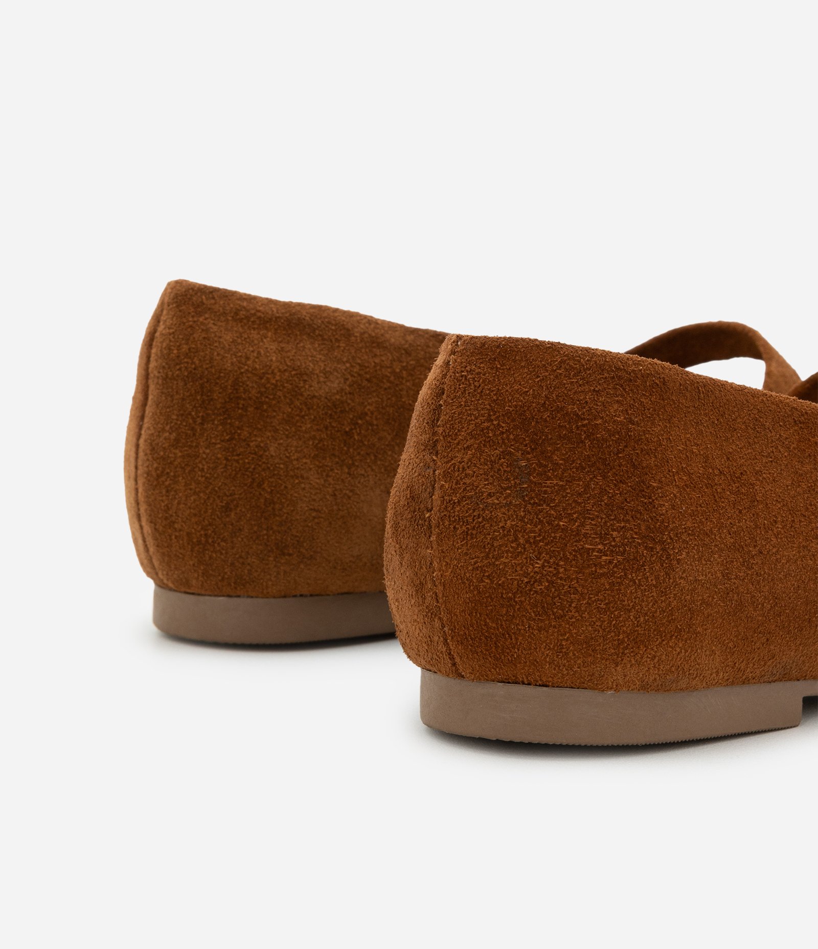 Sapatilha em Camurça com Tira Afivelada Marrom 5