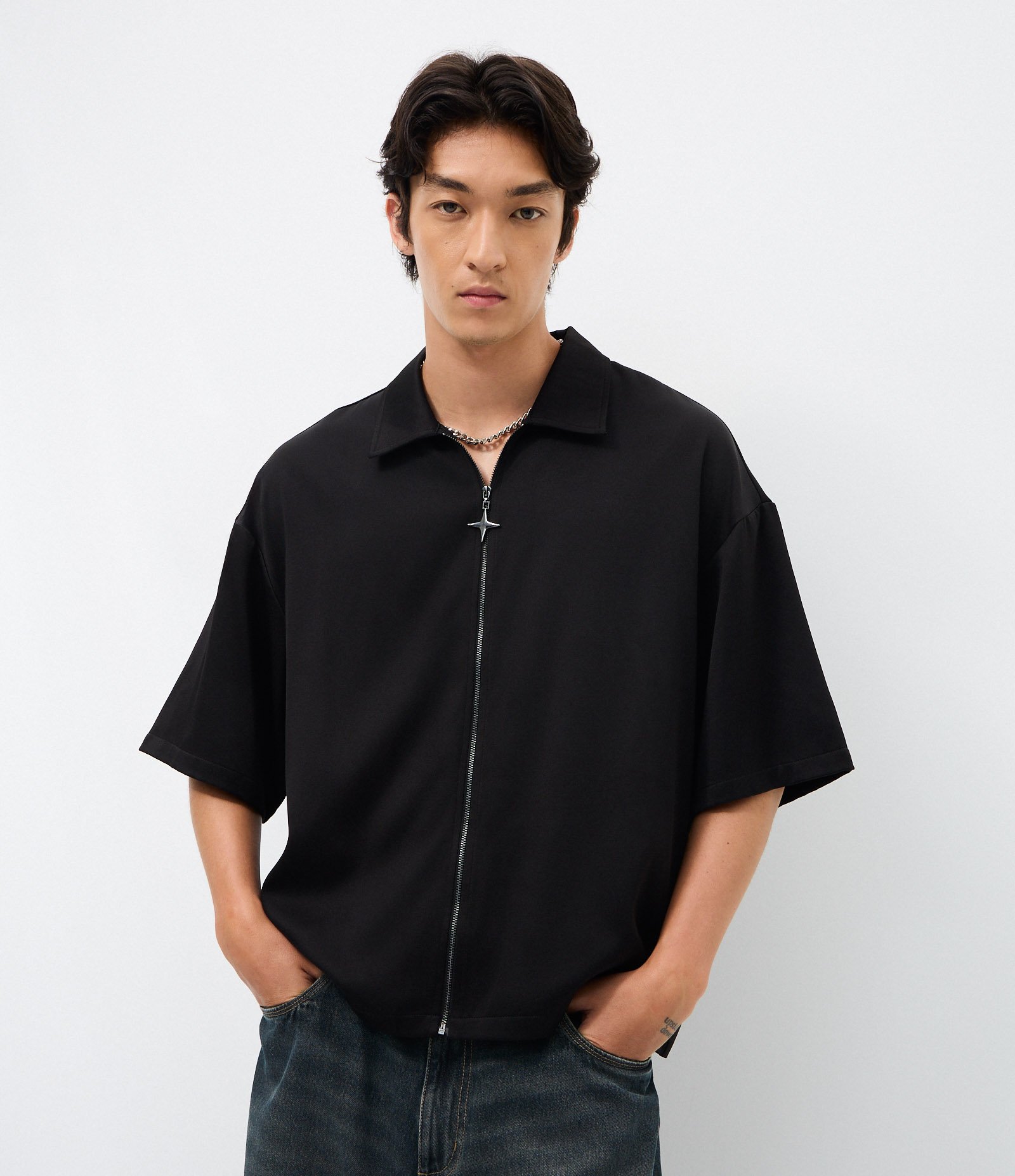 Camisa Manga Curta Lisa com Zíper de Cruz Preto 3