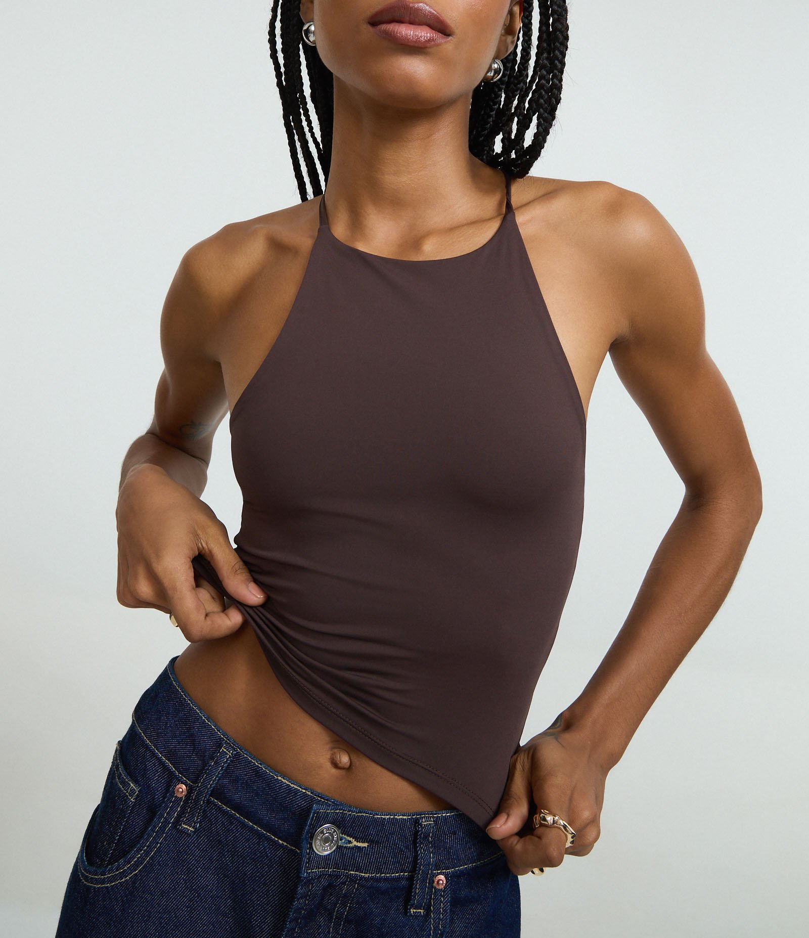 Blusa Curta em Microfibra com Gola Halter Marrom 4