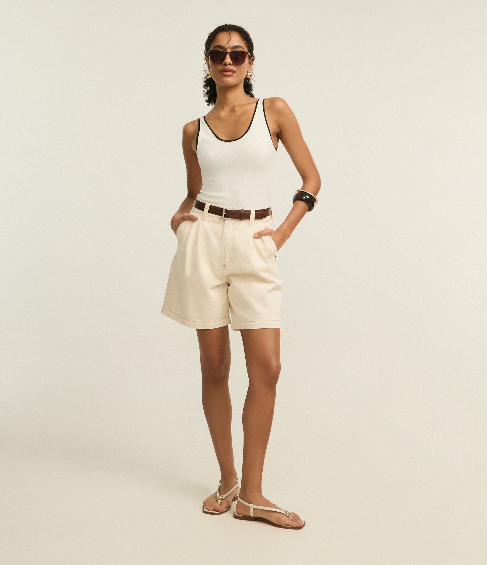 Bermuda em Sarja com Pregas e Costura Contrastante Off White 1