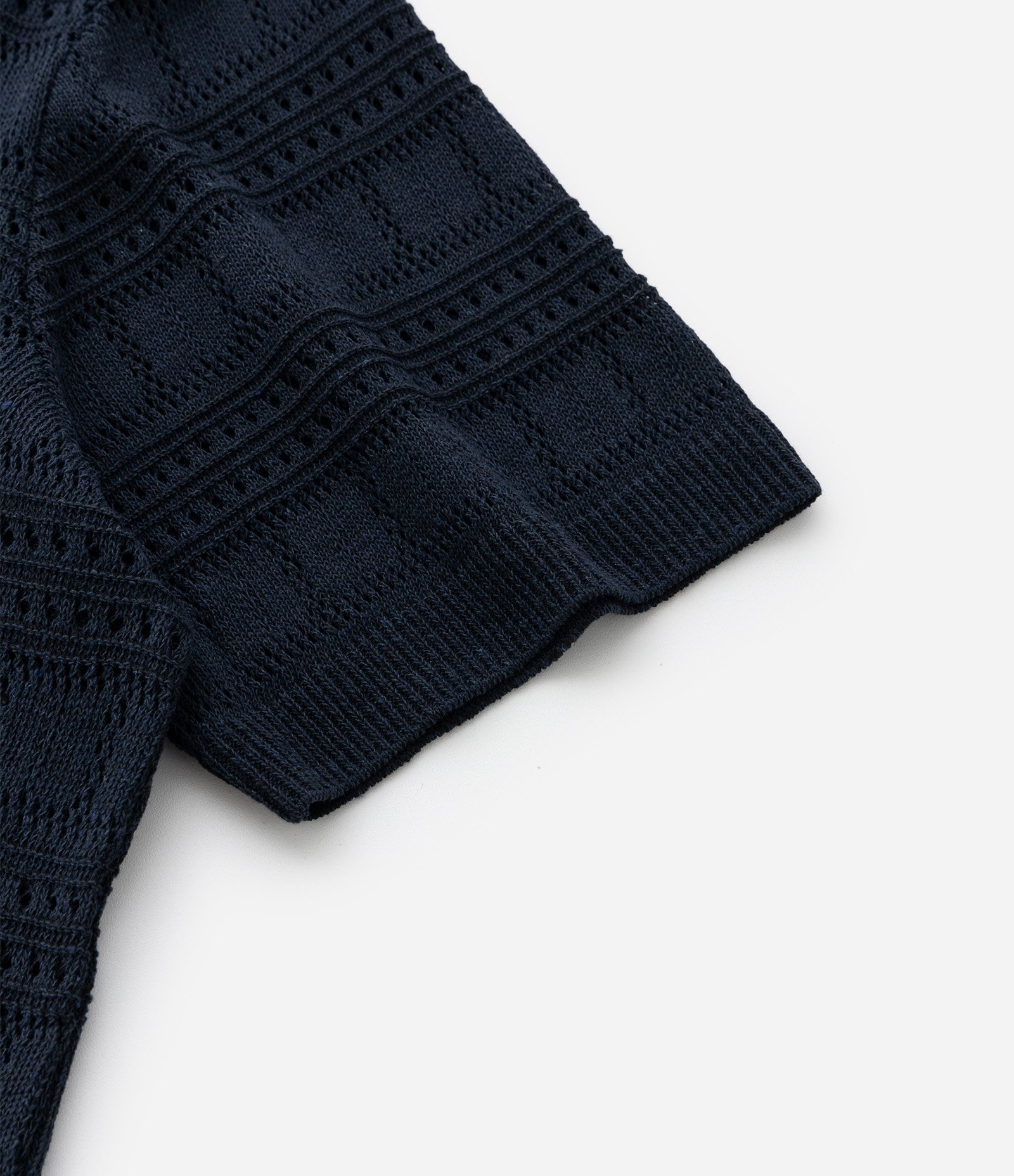 Camiseta Polo com Textura Patchwork e Gola em V Azul Escuro 10