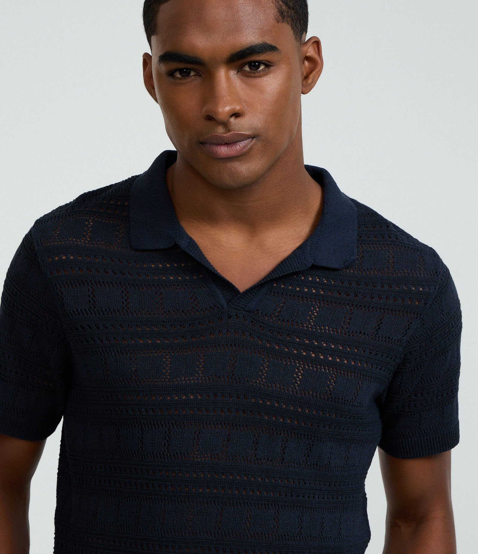 Camiseta Polo com Textura Patchwork e Gola em V Azul Escuro 4