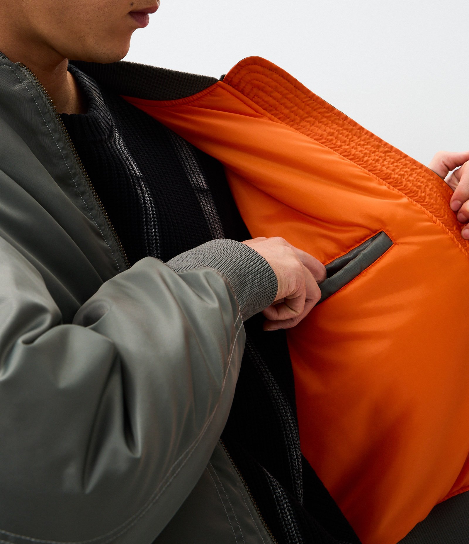 Jaqueta Bomber com Bolsos Frontais Cinza 3