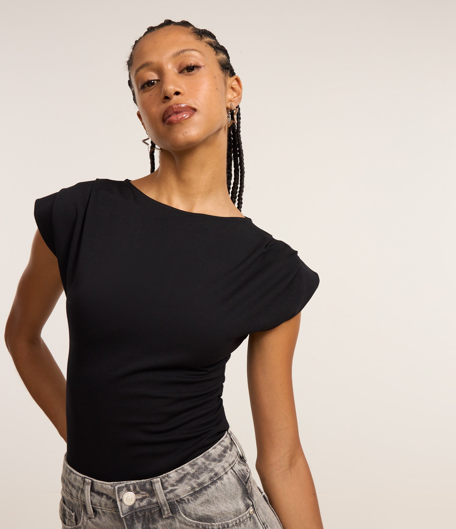 Blusa em Viscose com Pregas nos Ombros Preto 1