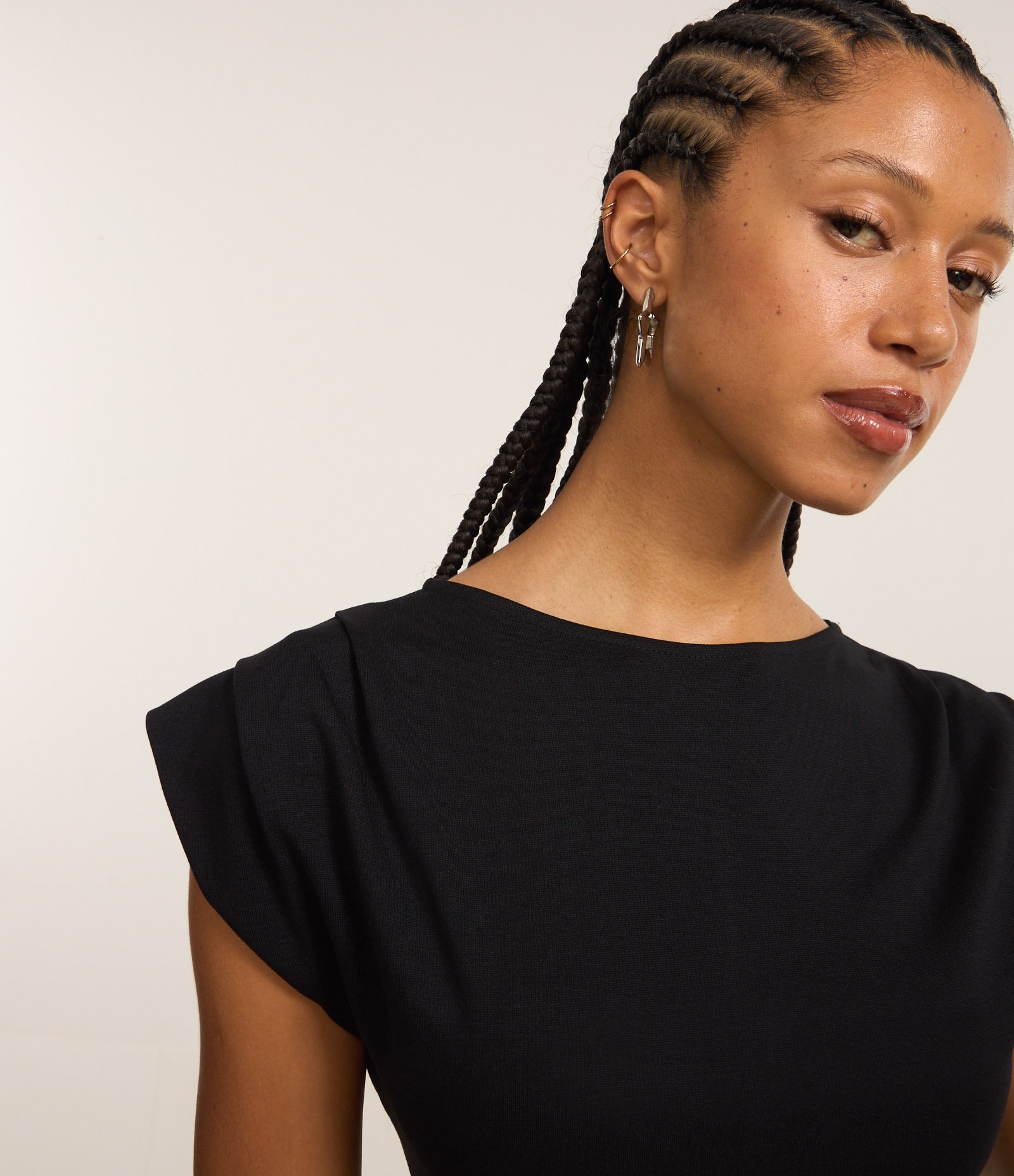 Blusa em Viscose com Pregas nos Ombros Preto 3