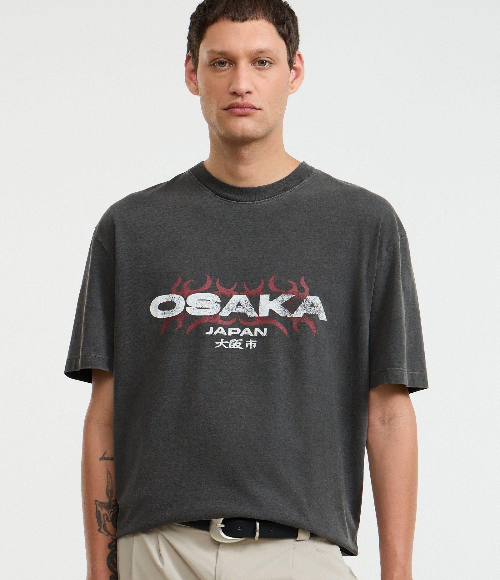 Camiseta Boxy em Algodão com Estampa Lettering Osaka Japan Cinza 1