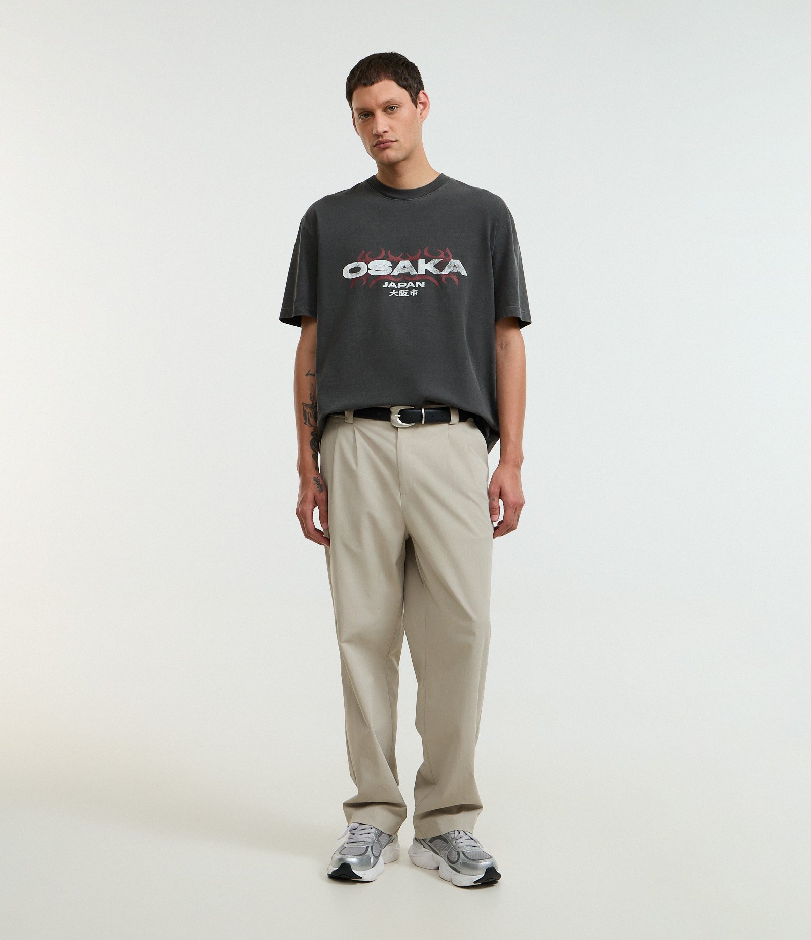 Camiseta Boxy em Algodão com Estampa Lettering Osaka Japan Cinza 2