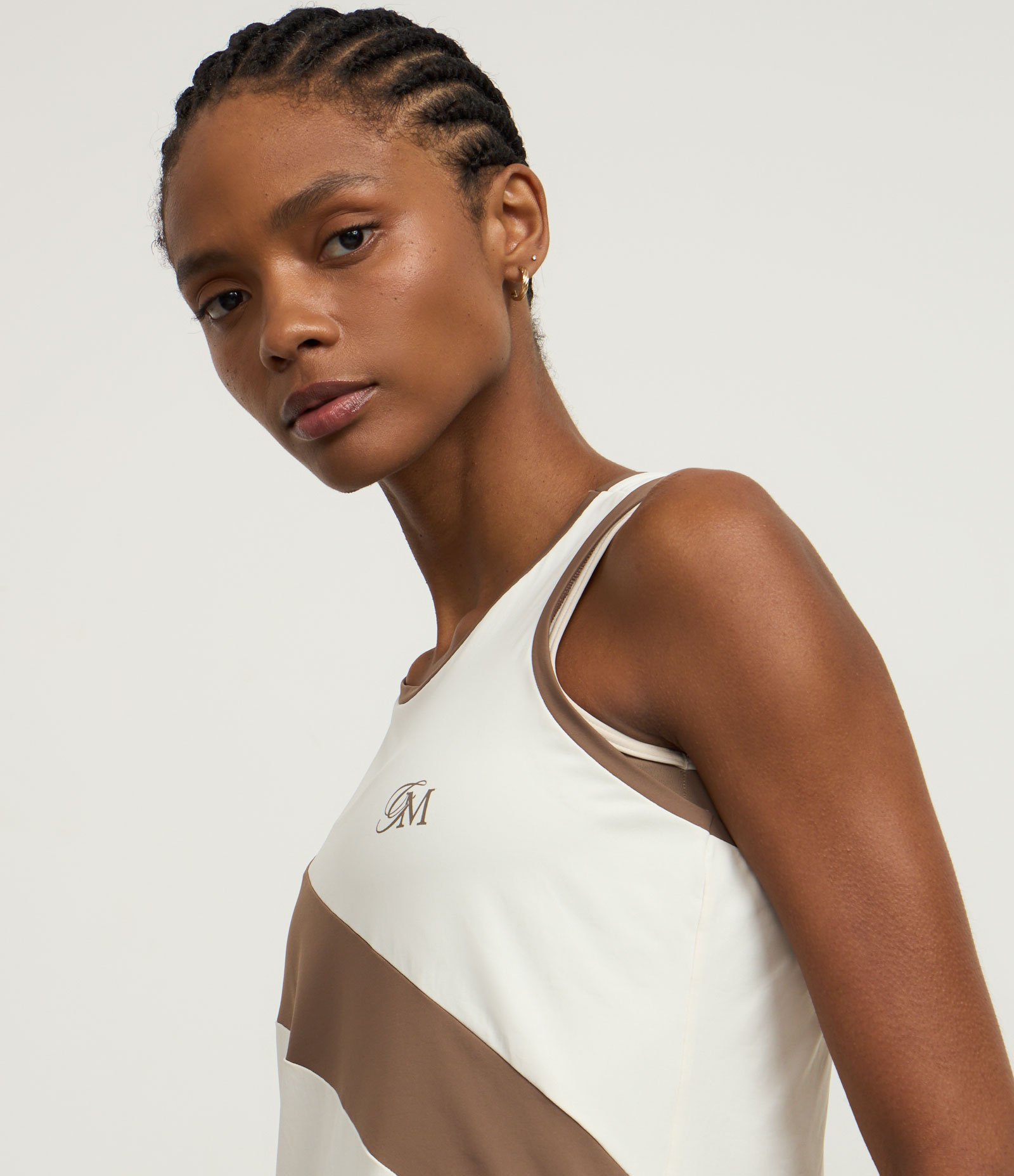 Regata Esportiva em Microfibra com Recorte e Estampa Localizada Branco/Marrom 1