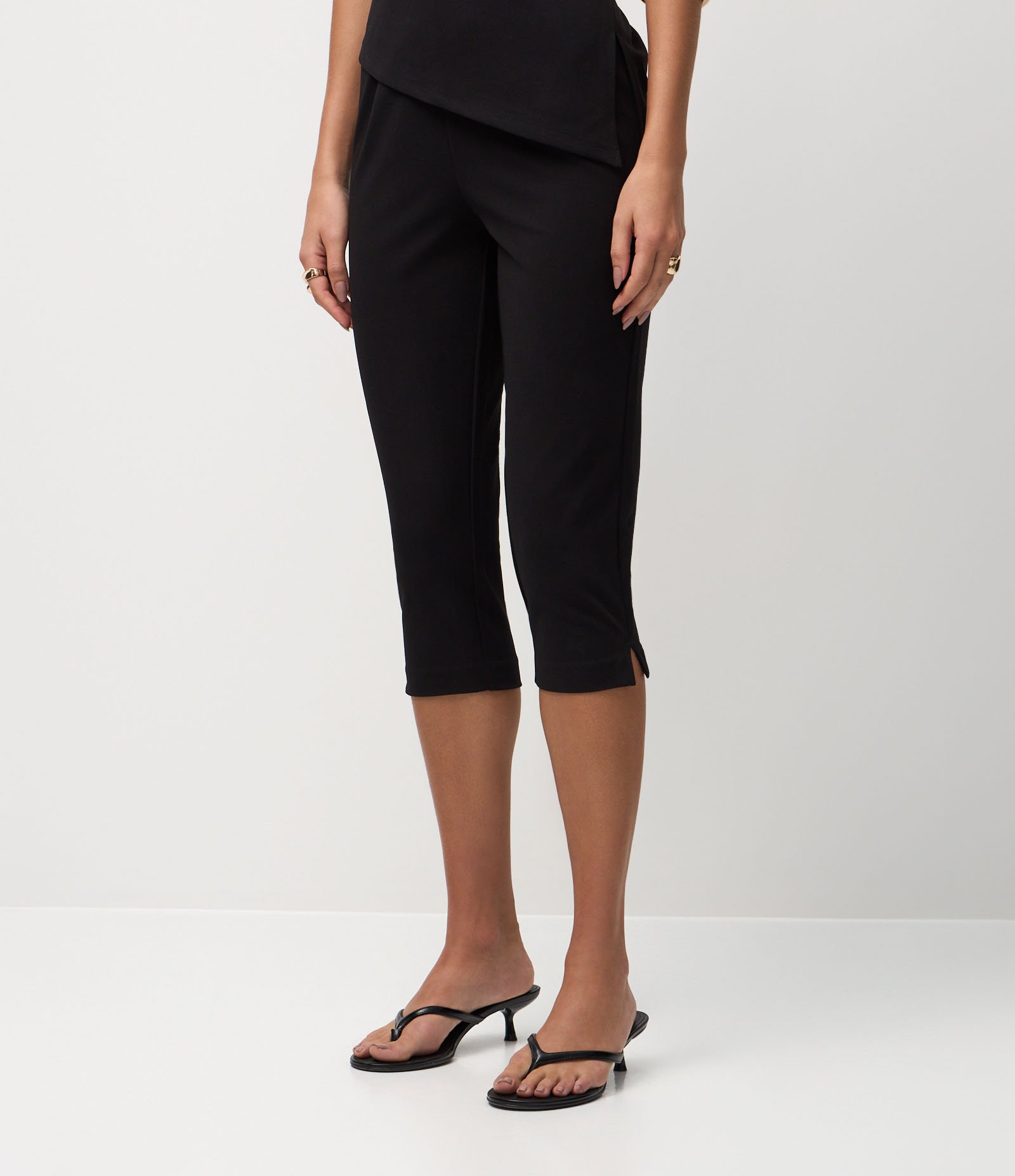 Calça Capri em Crepe com Pregas Preto 3