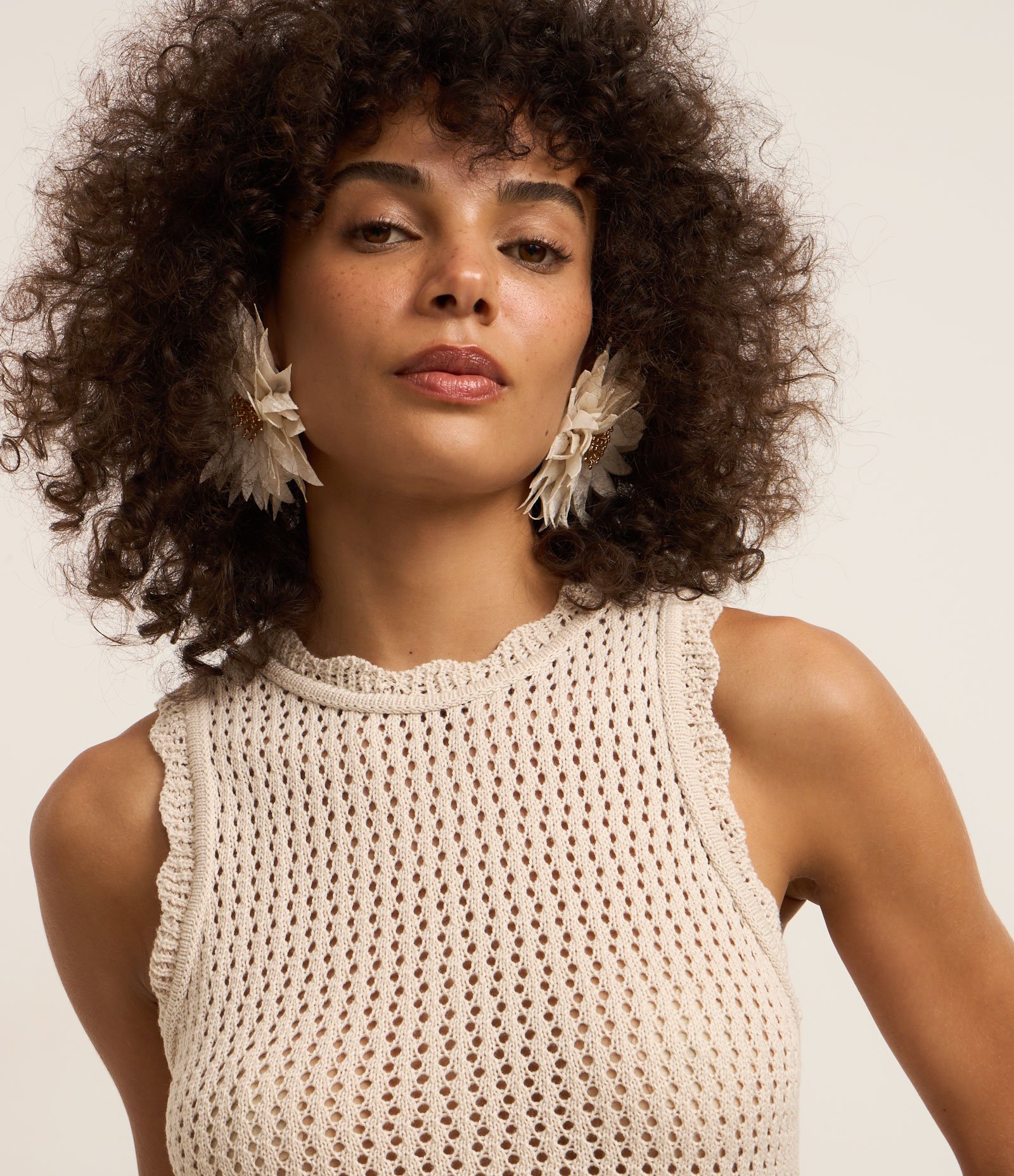 Blusa Peplum em Tricô com Cavas Onduladas Bege 3