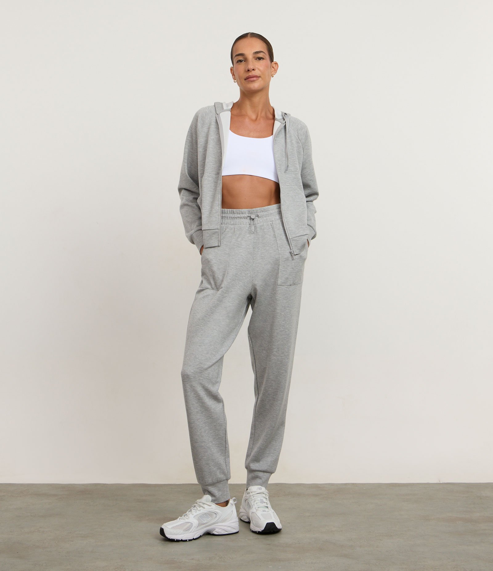 Calça Jogger Esportiva com Modal e Bolsos Amplos Cinza Mescla 1
