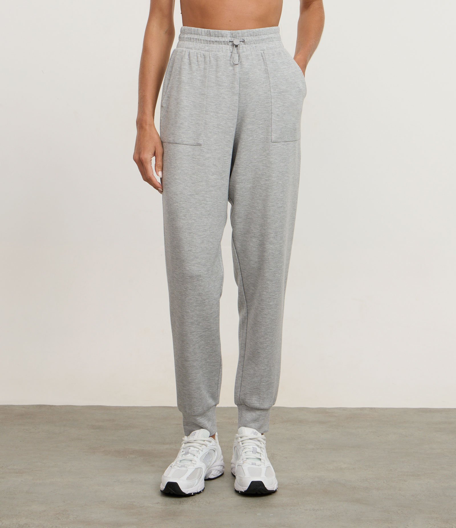 Calça Jogger Esportiva com Modal e Bolsos Amplos Cinza Mescla 2