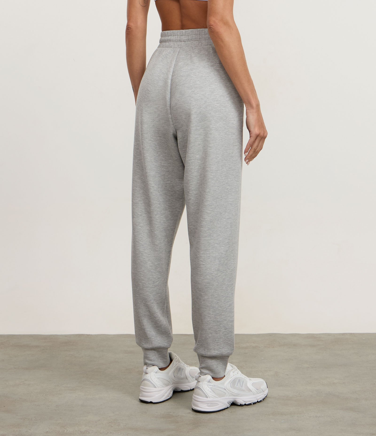 Calça Jogger Esportiva com Modal e Bolsos Amplos Cinza Mescla 4