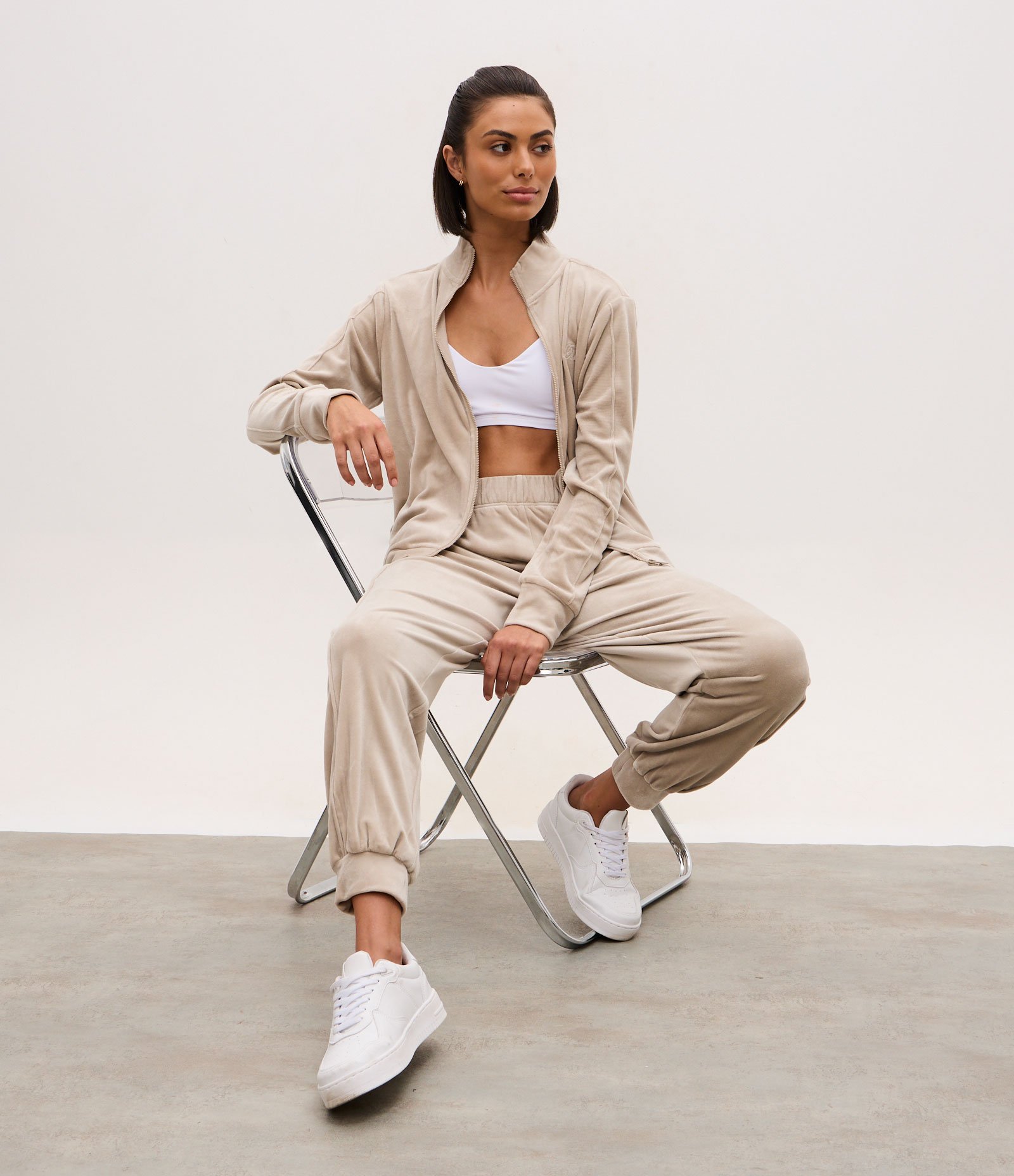 Jaqueta Esportiva em Plush com Gola Alta e Zíper Bege 1