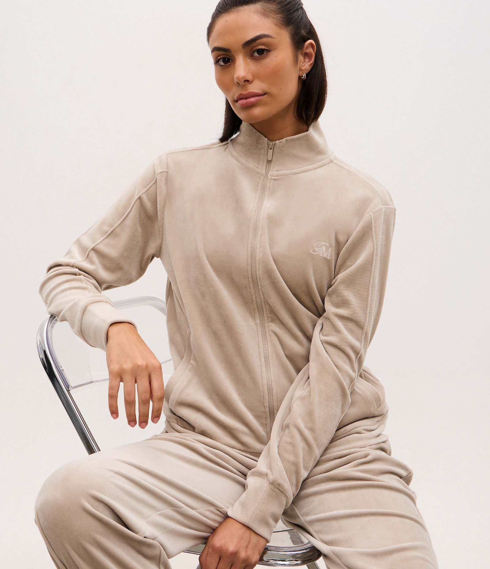 Jaqueta Esportiva em Plush com Gola Alta e Zíper Bege 2