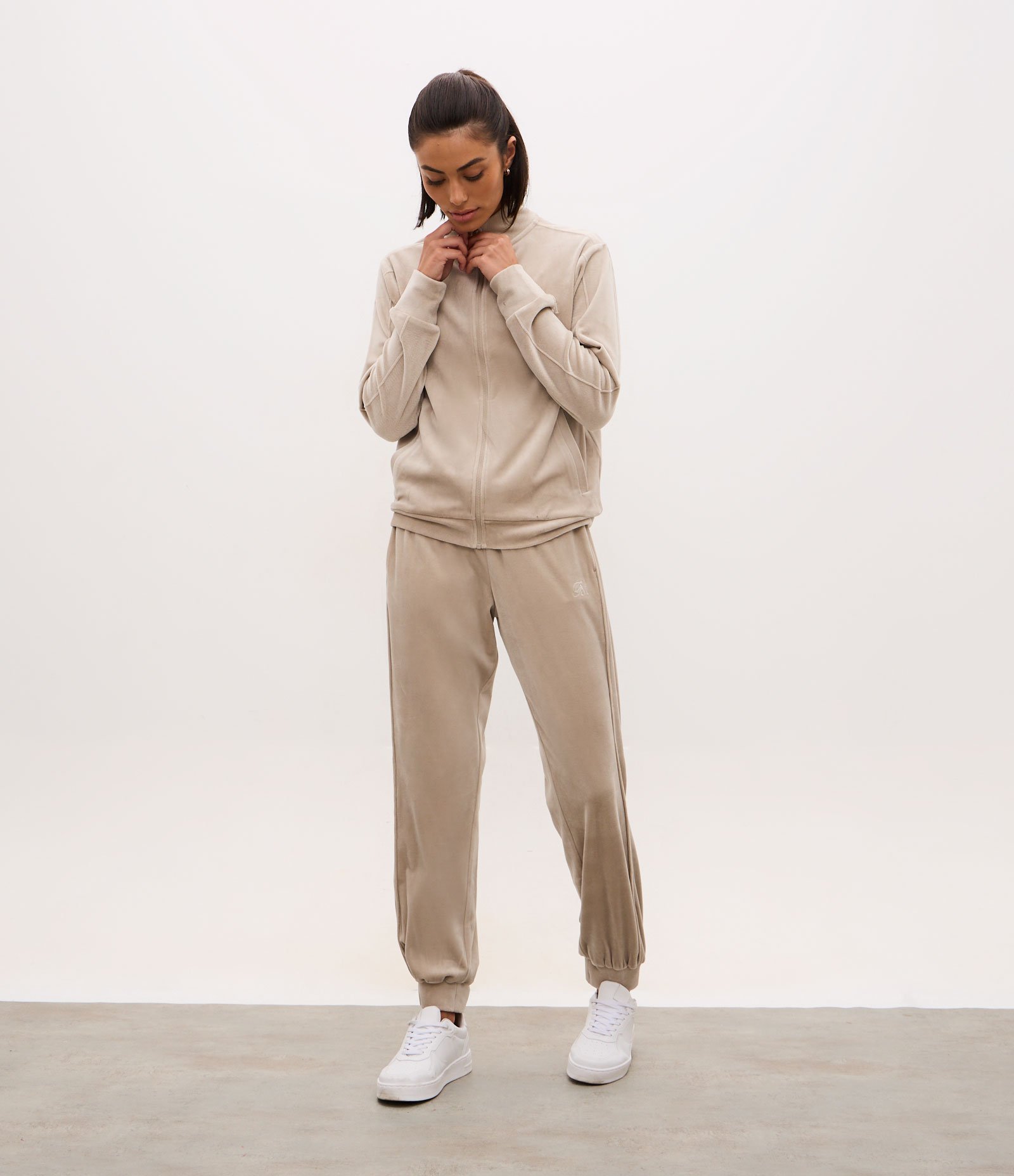 Jaqueta Esportiva em Plush com Gola Alta e Zíper Bege 3