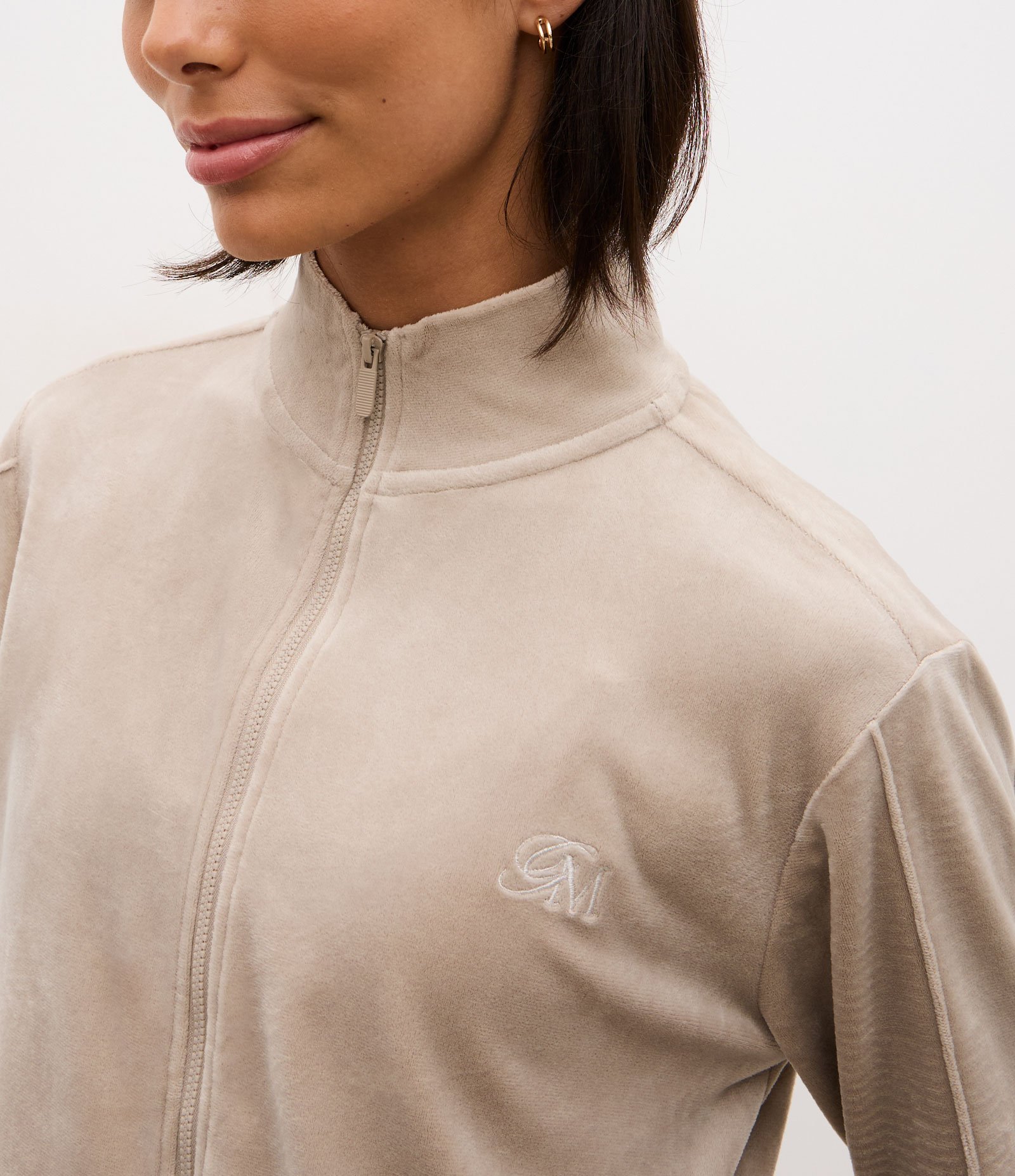 Jaqueta Esportiva em Plush com Gola Alta e Zíper Bege 4