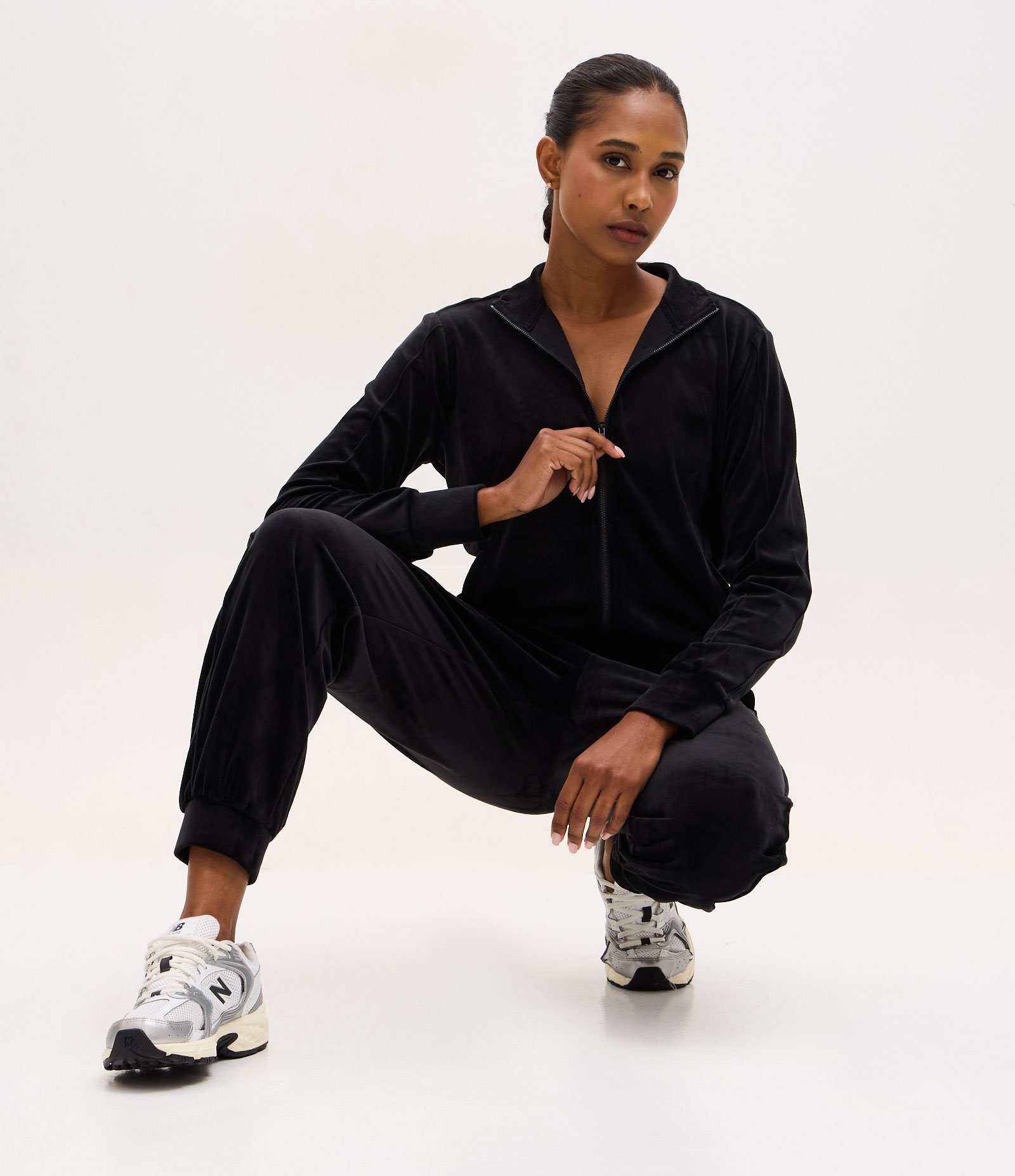 Jaqueta Esportiva em Plush com Gola Alta e Zíper Preto 1