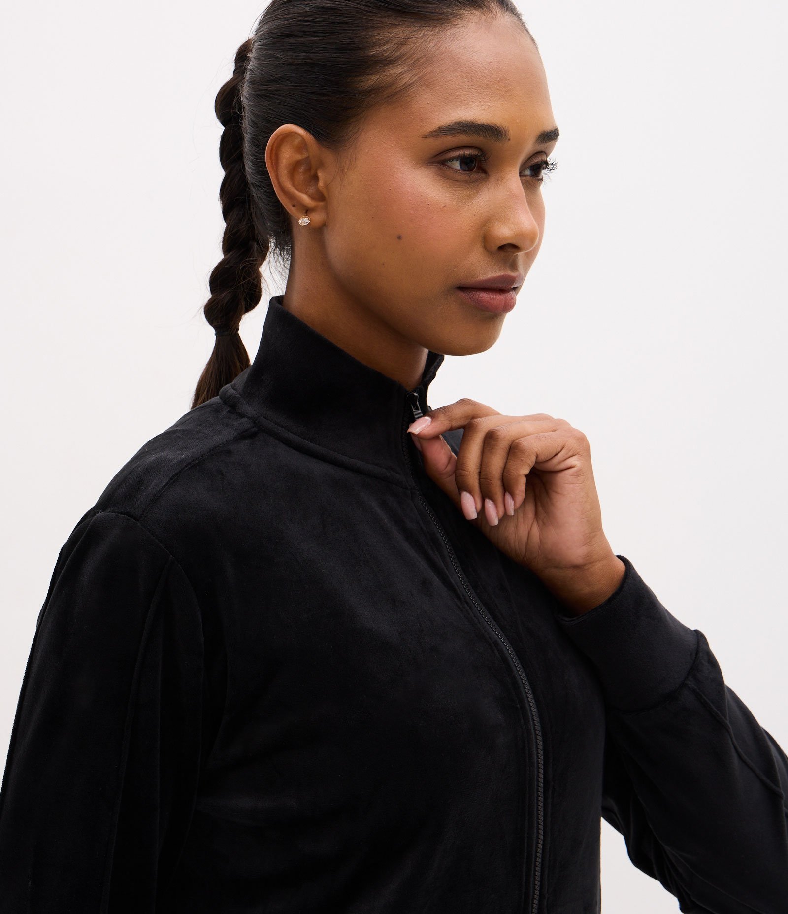 Jaqueta Esportiva em Plush com Gola Alta e Zíper Preto 3