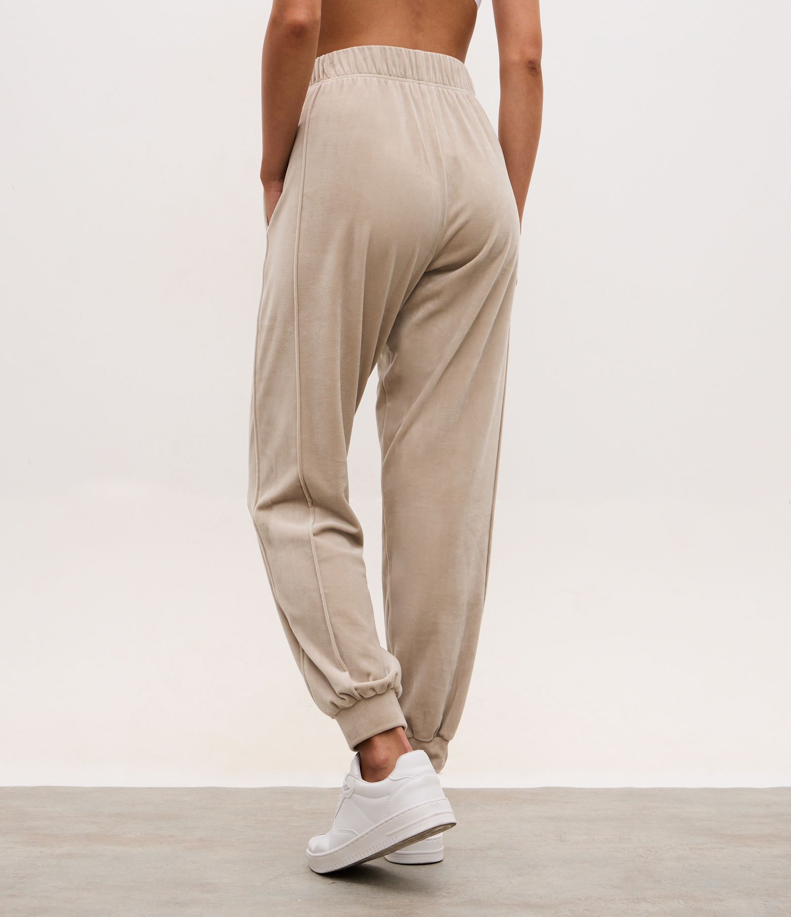 Calça Jogger Esportiva em Plush com Cós Elástico Bege 4