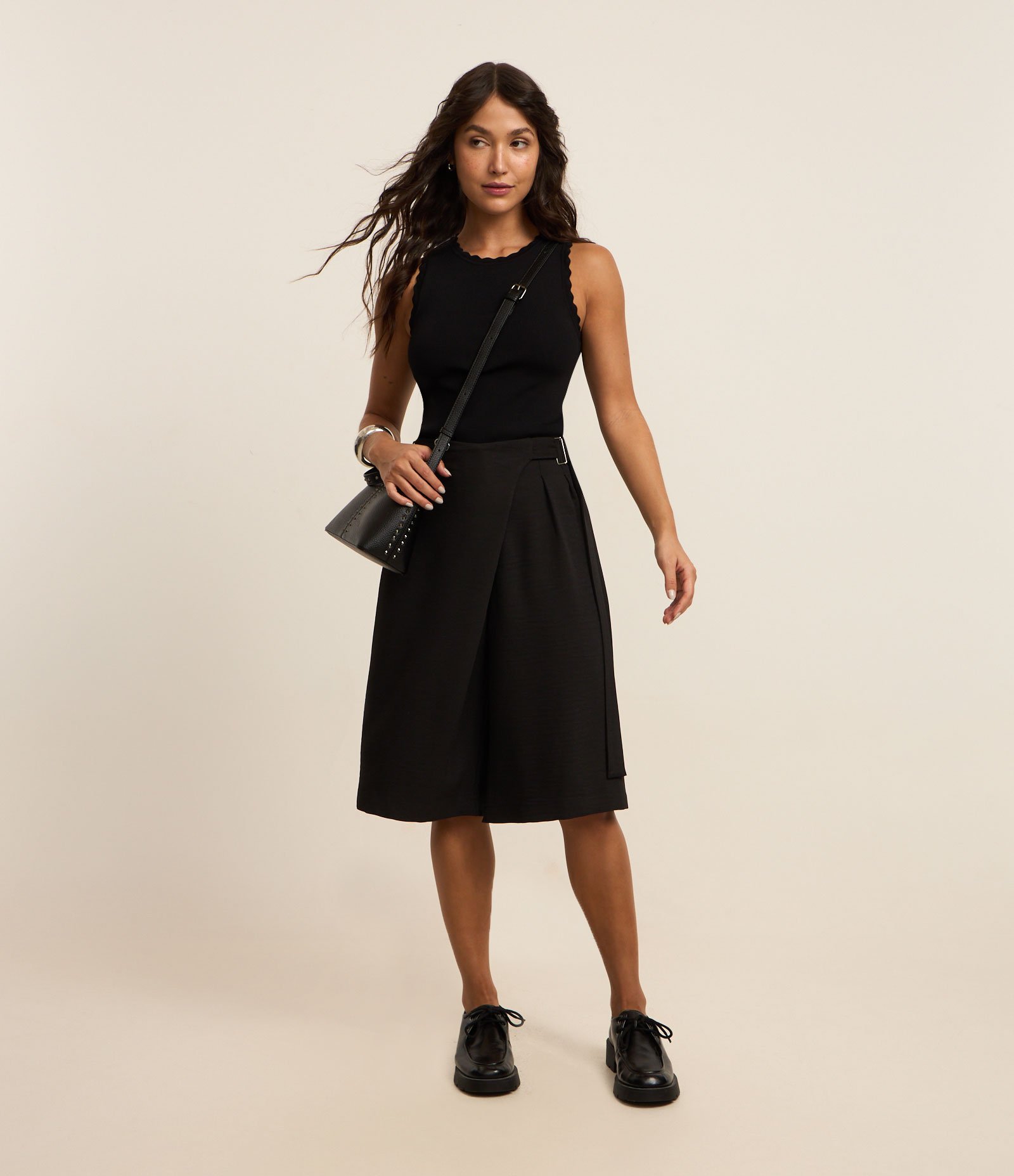 Bermuda Reta Alfaiatada com Cintura Deslocada e Pregas Preto 1