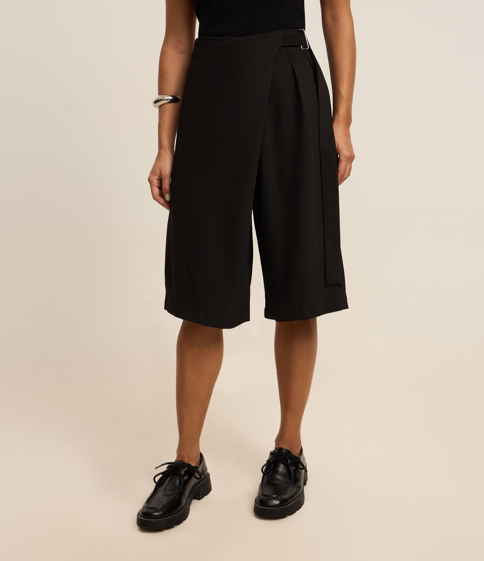 Bermuda Reta Alfaiatada com Cintura Deslocada e Pregas Preto 2