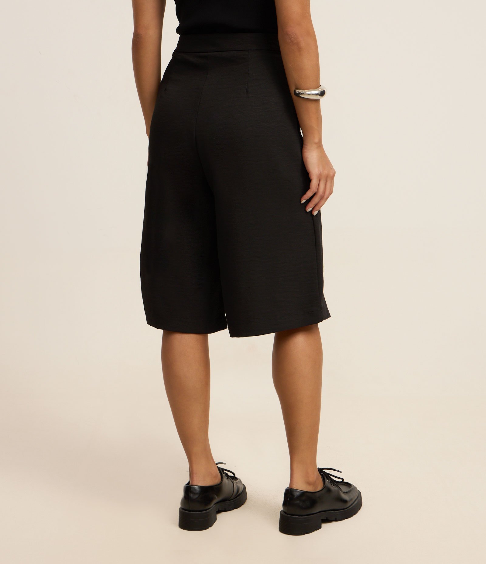 Bermuda Reta Alfaiatada com Cintura Deslocada e Pregas Preto 4