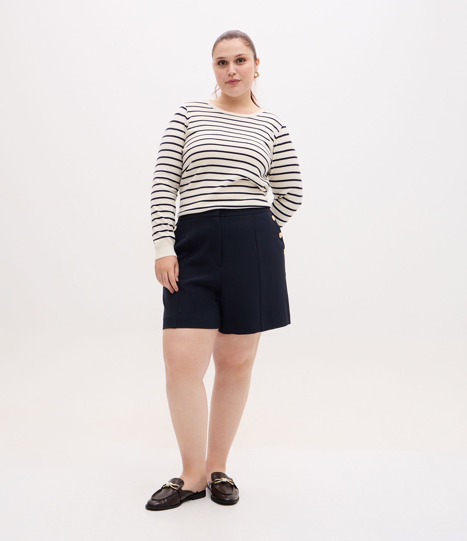 Bermuda em Crepe com Detalhe de Botões nos Bolsos Curve & Plus Size Azul Escuro 1