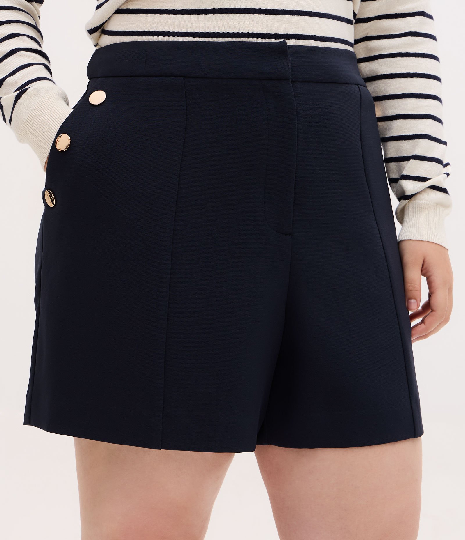 Bermuda em Crepe com Detalhe de Botões nos Bolsos Curve & Plus Size Azul Escuro 2