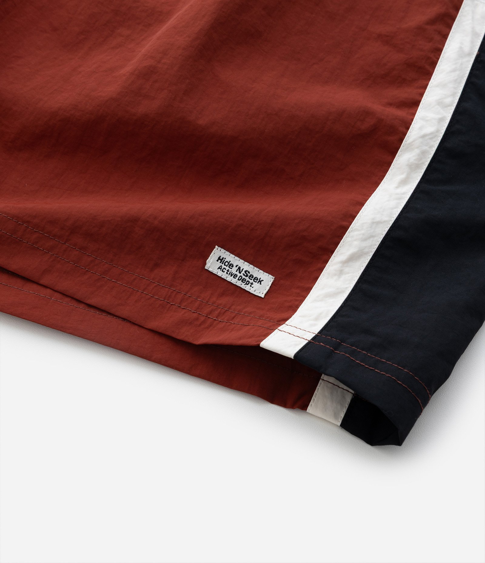 Bermuda Tecnológico Liso com Listras Contrastantes na Lateral Marrom 8