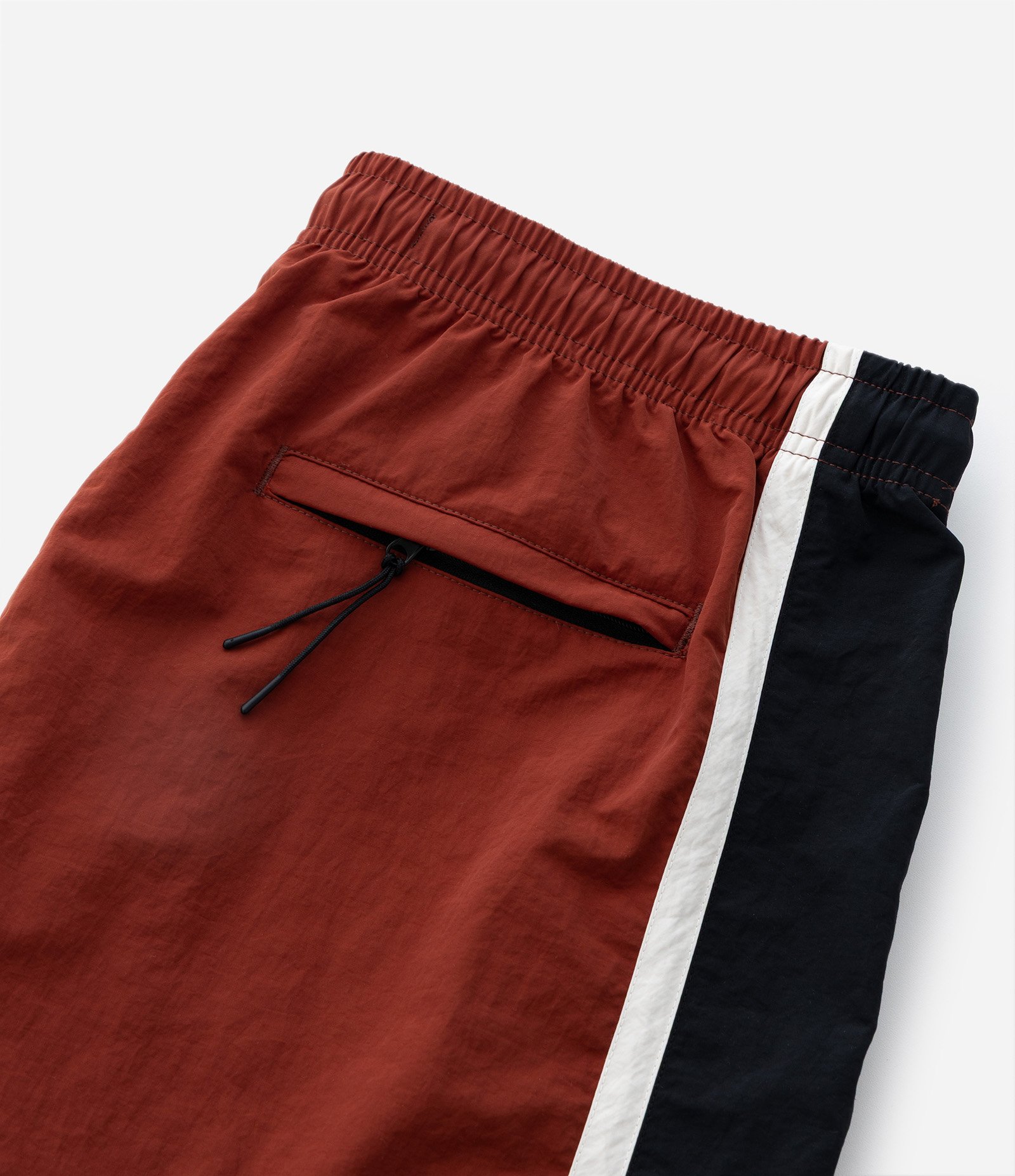 Bermuda Tecnológico Liso com Listras Contrastantes na Lateral Marrom 9