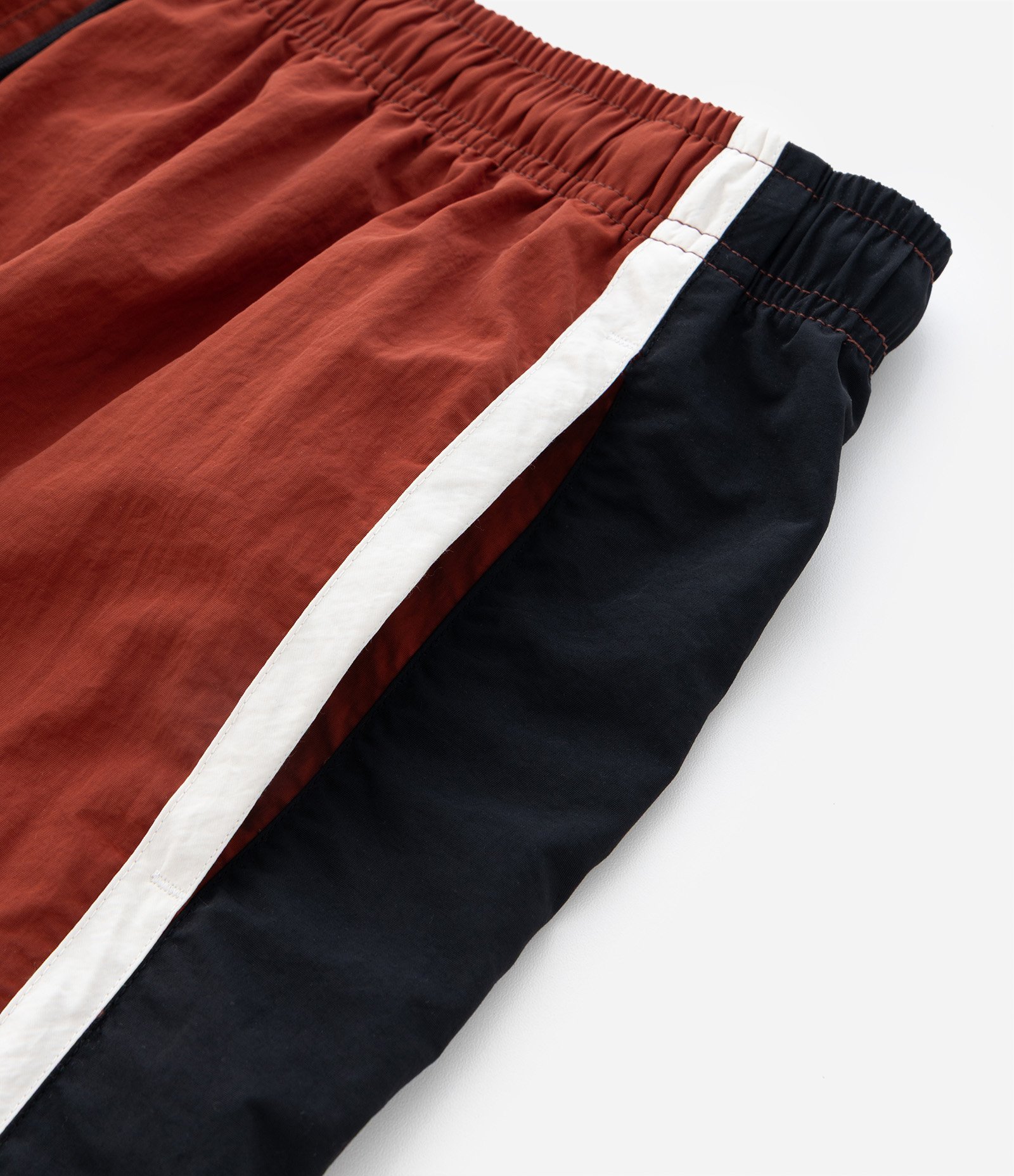 Bermuda Tecnológico Liso com Listras Contrastantes na Lateral Marrom 10