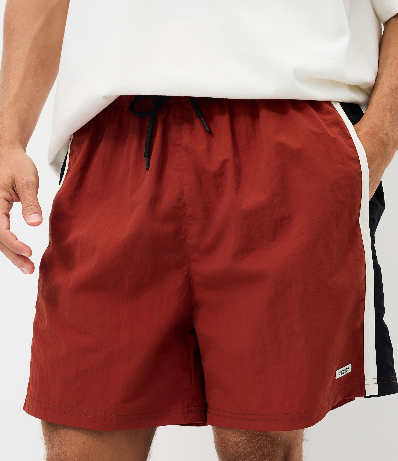 Bermuda Tecnológico Liso com Listras Contrastantes na Lateral Marrom 2