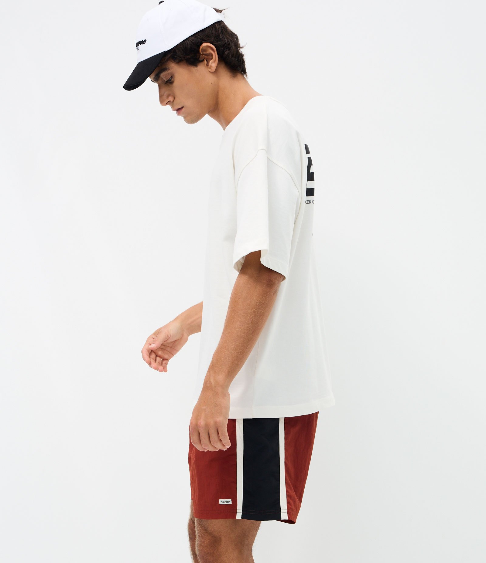 Bermuda Tecnológico Liso com Listras Contrastantes na Lateral Marrom 3