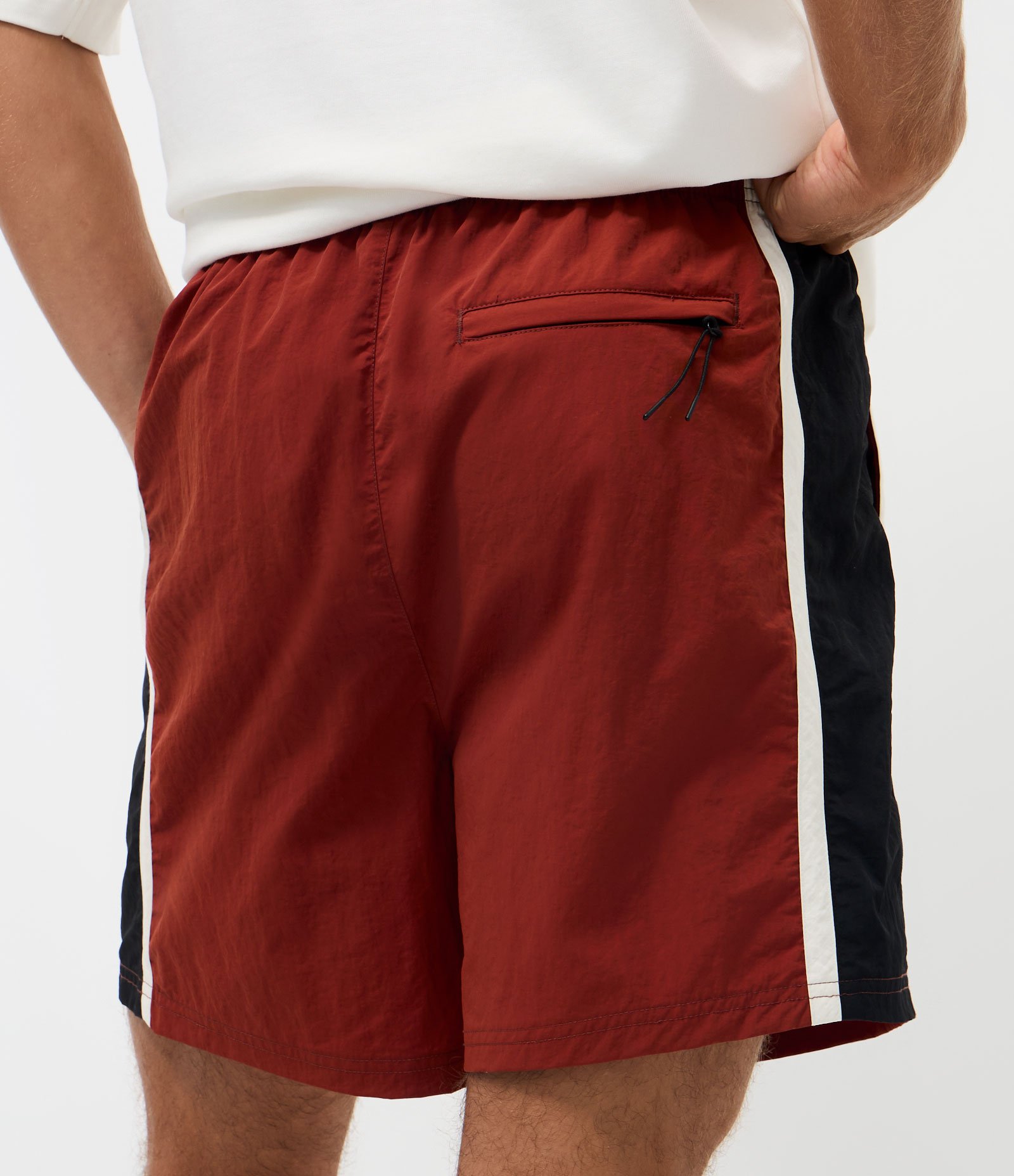 Bermuda Tecnológico Liso com Listras Contrastantes na Lateral Marrom 4