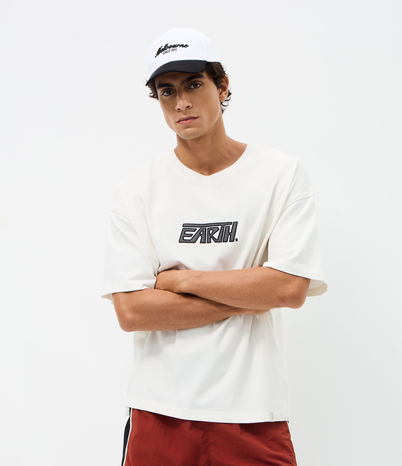 Bermuda Tecnológico Liso com Listras Contrastantes na Lateral Marrom 5