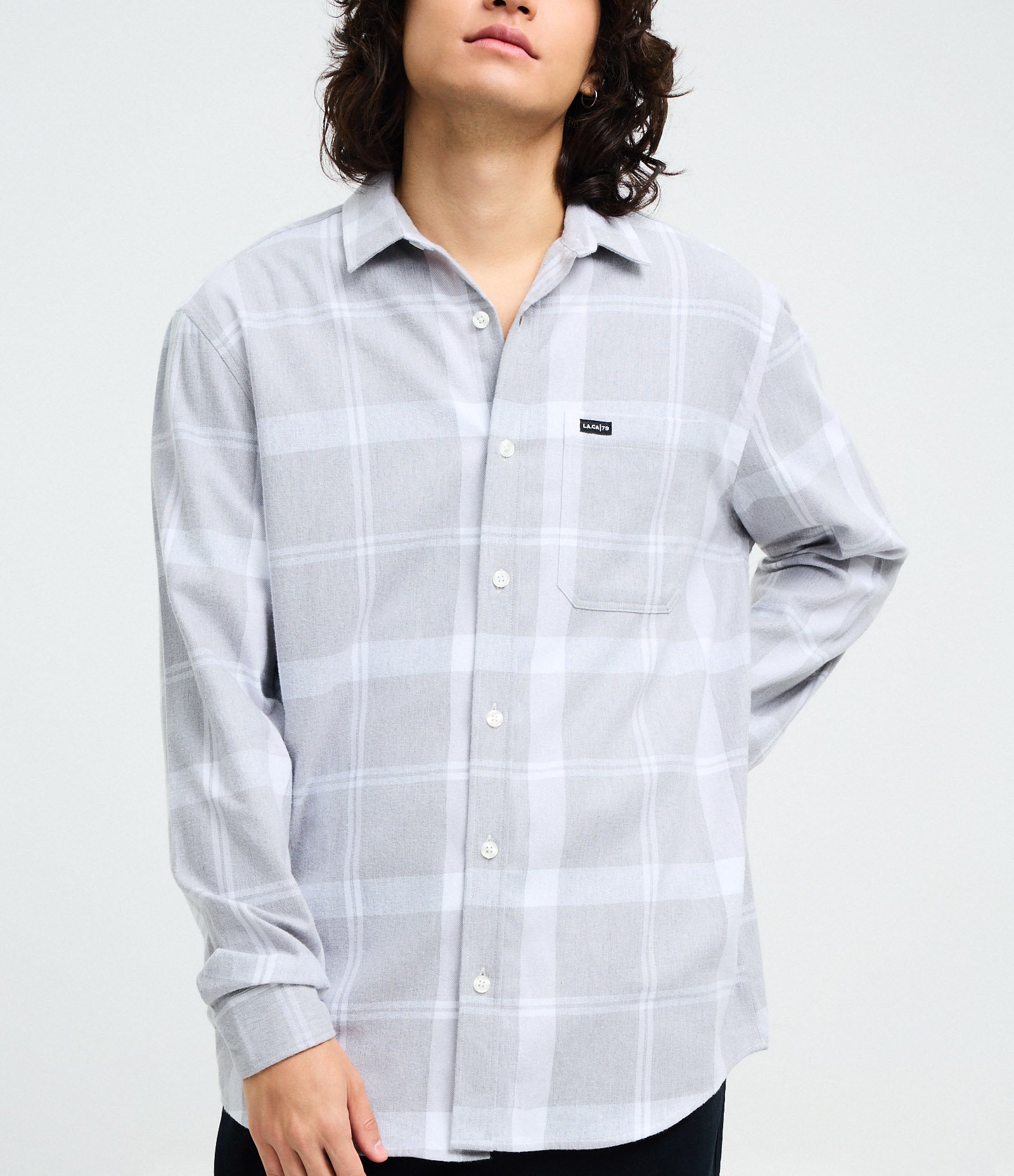 Camisa em Flanela Xadrez com Bolsos e Botões Frontais Cinza 3