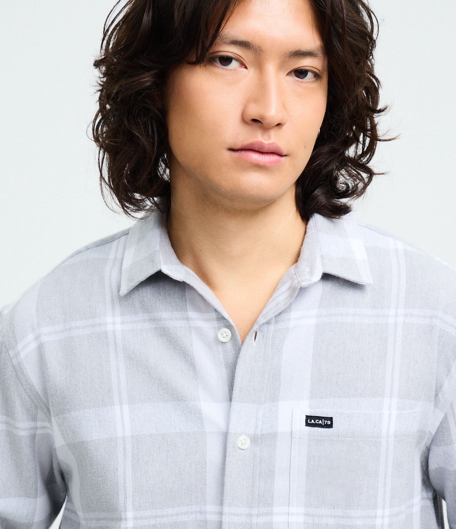 Camisa em Flanela Xadrez com Bolsos e Botões Frontais Cinza 4